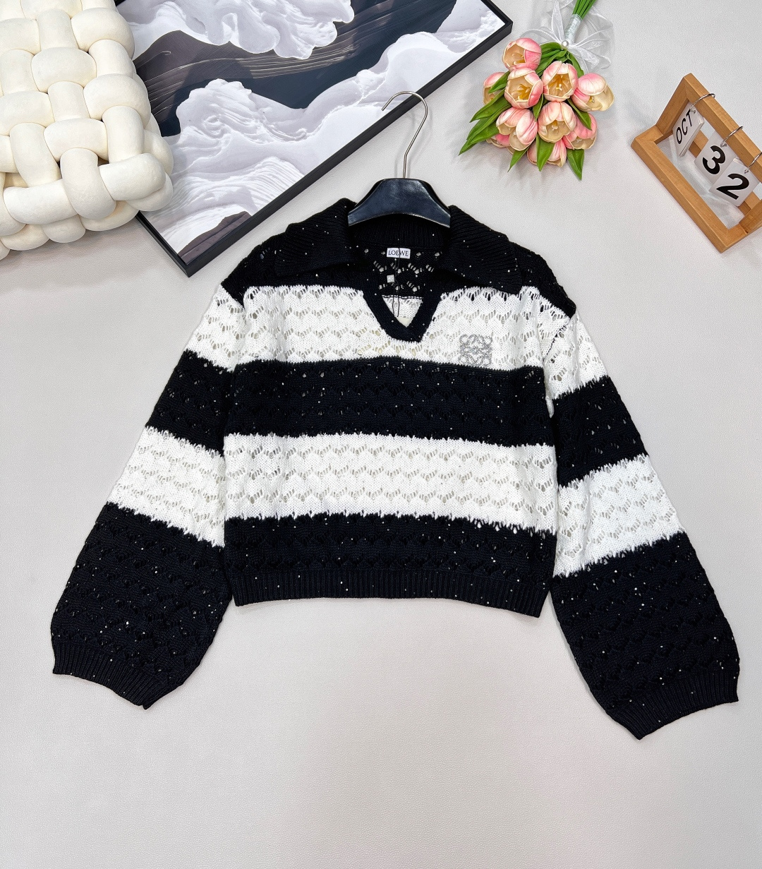 🆕 LOEWE 新款亮片镂空条纹针织衫毛衣慵懒的氛围感真是其他材质无法做到的，溢出屏幕的软糯感，复合日常