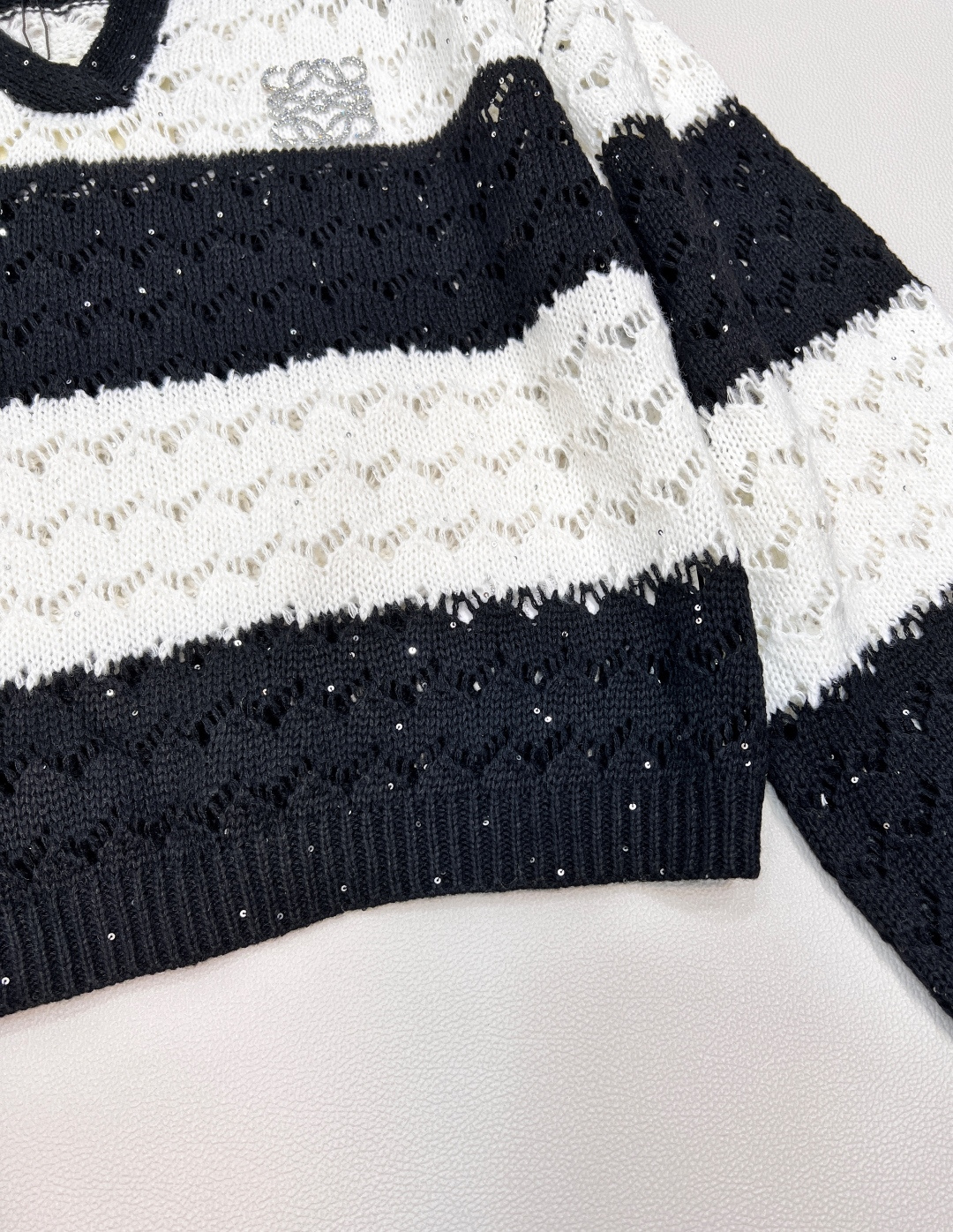 🆕 LOEWE 新款亮片镂空条纹针织衫毛衣慵懒的氛围感真是其他材质无法做到的，溢出屏幕的软糯感，复合日常