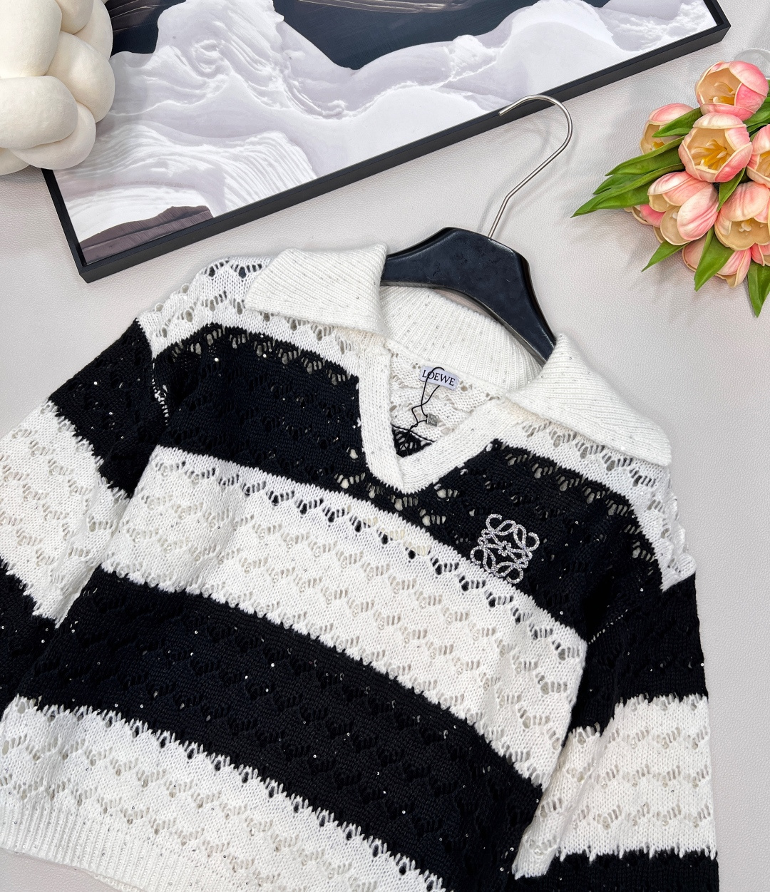 🆕 LOEWE 新款亮片镂空条纹针织衫毛衣慵懒的氛围感真是其他材质无法做到的，溢出屏幕的软糯感，复合日常