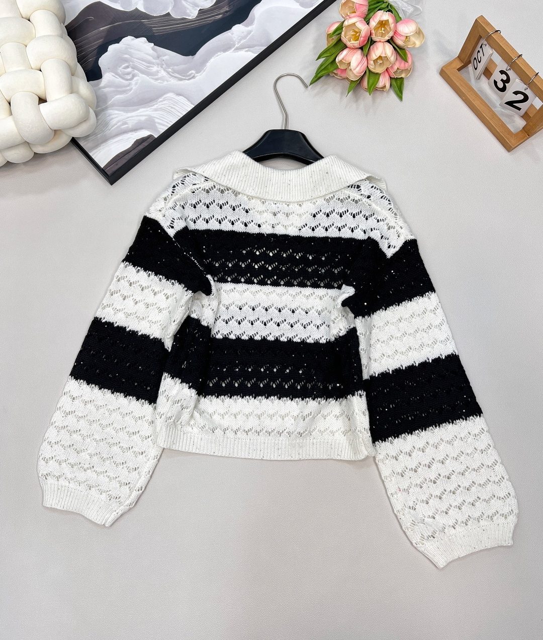 🆕 LOEWE 新款亮片镂空条纹针织衫毛衣慵懒的氛围感真是其他材质无法做到的，溢出屏幕的软糯感，复合日常