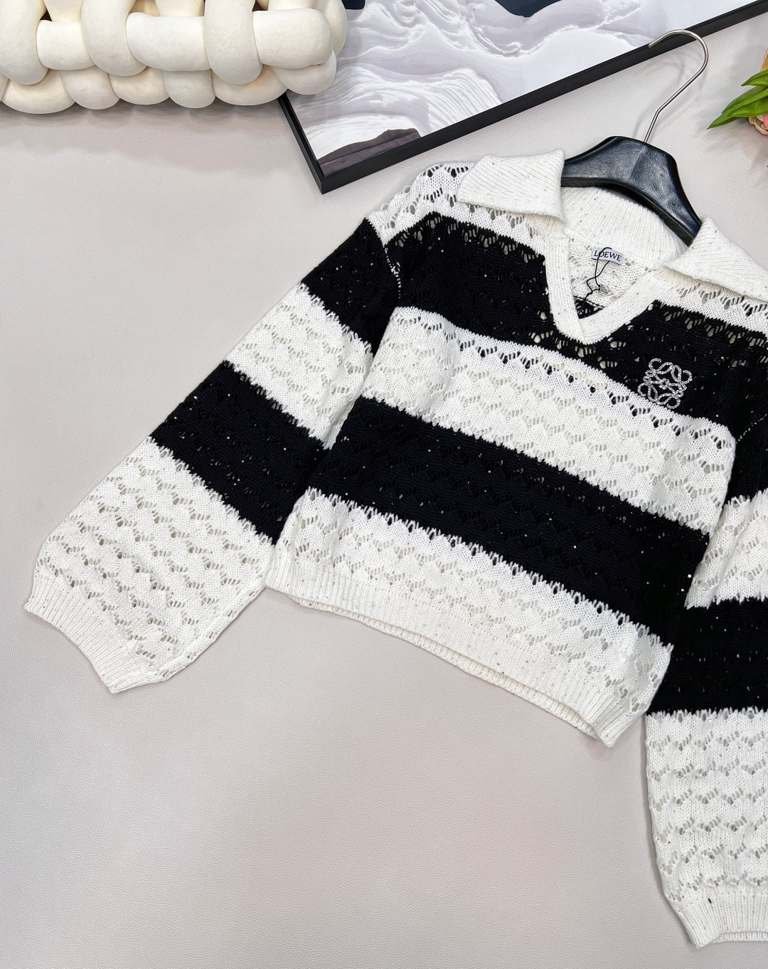 🆕 LOEWE 新款亮片镂空条纹针织衫毛衣慵懒的氛围感真是其他材质无法做到的，溢出屏幕的软糯感，复合日常