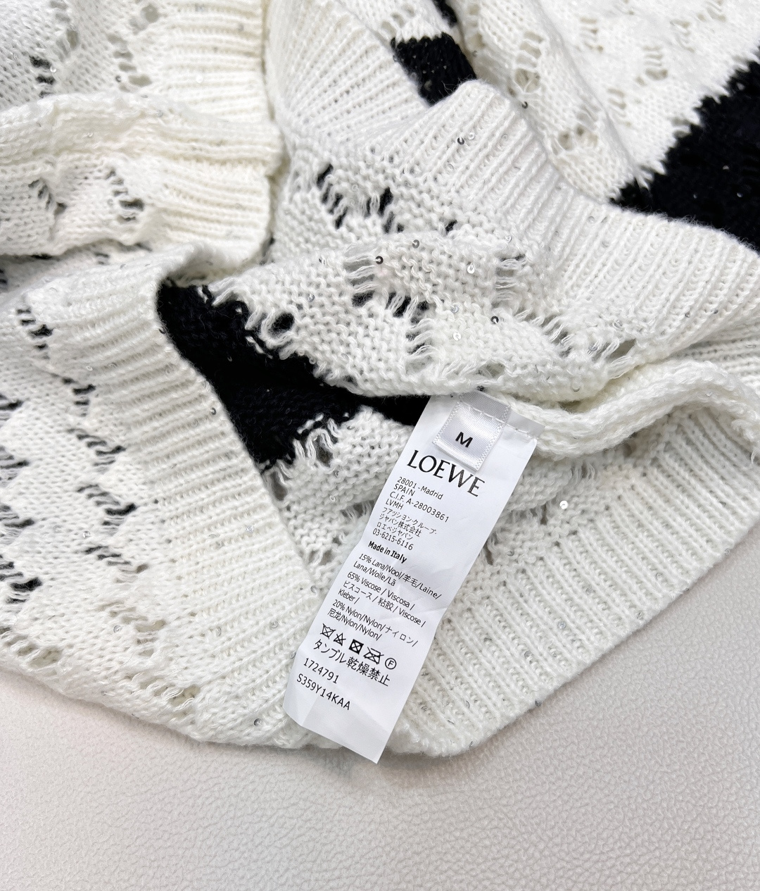 🆕 LOEWE 新款亮片镂空条纹针织衫毛衣慵懒的氛围感真是其他材质无法做到的，溢出屏幕的软糯感，复合日常