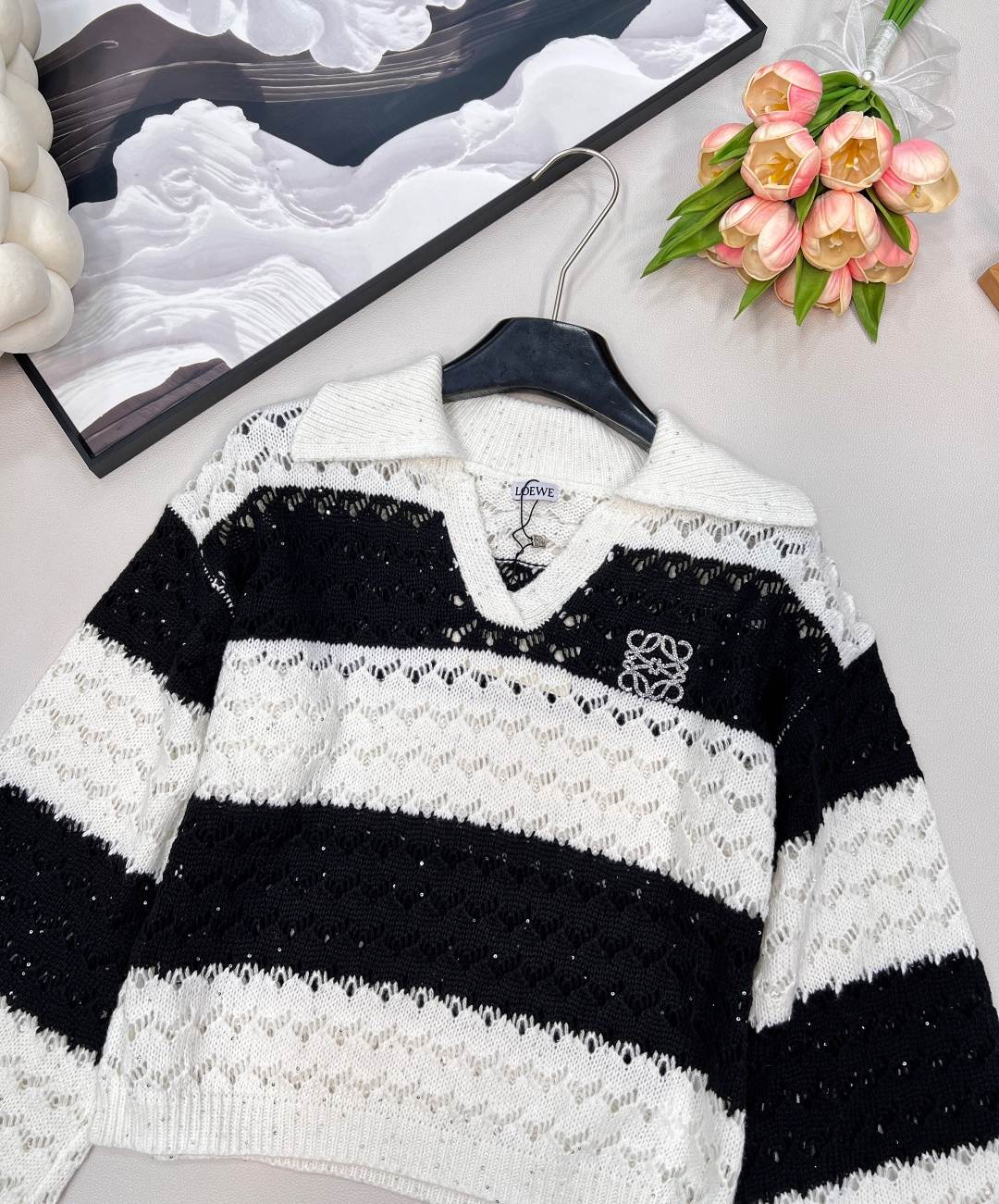 🆕 LOEWE 新款亮片镂空条纹针织衫毛衣慵懒的氛围感真是其他材质无法做到的，溢出屏幕的软糯感，复合日常