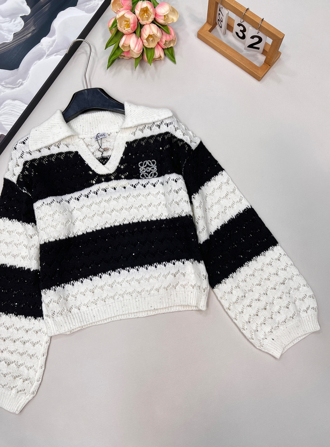 🆕 LOEWE 新款亮片镂空条纹针织衫毛衣慵懒的氛围感真是其他材质无法做到的，溢出屏幕的软糯感，复合日常