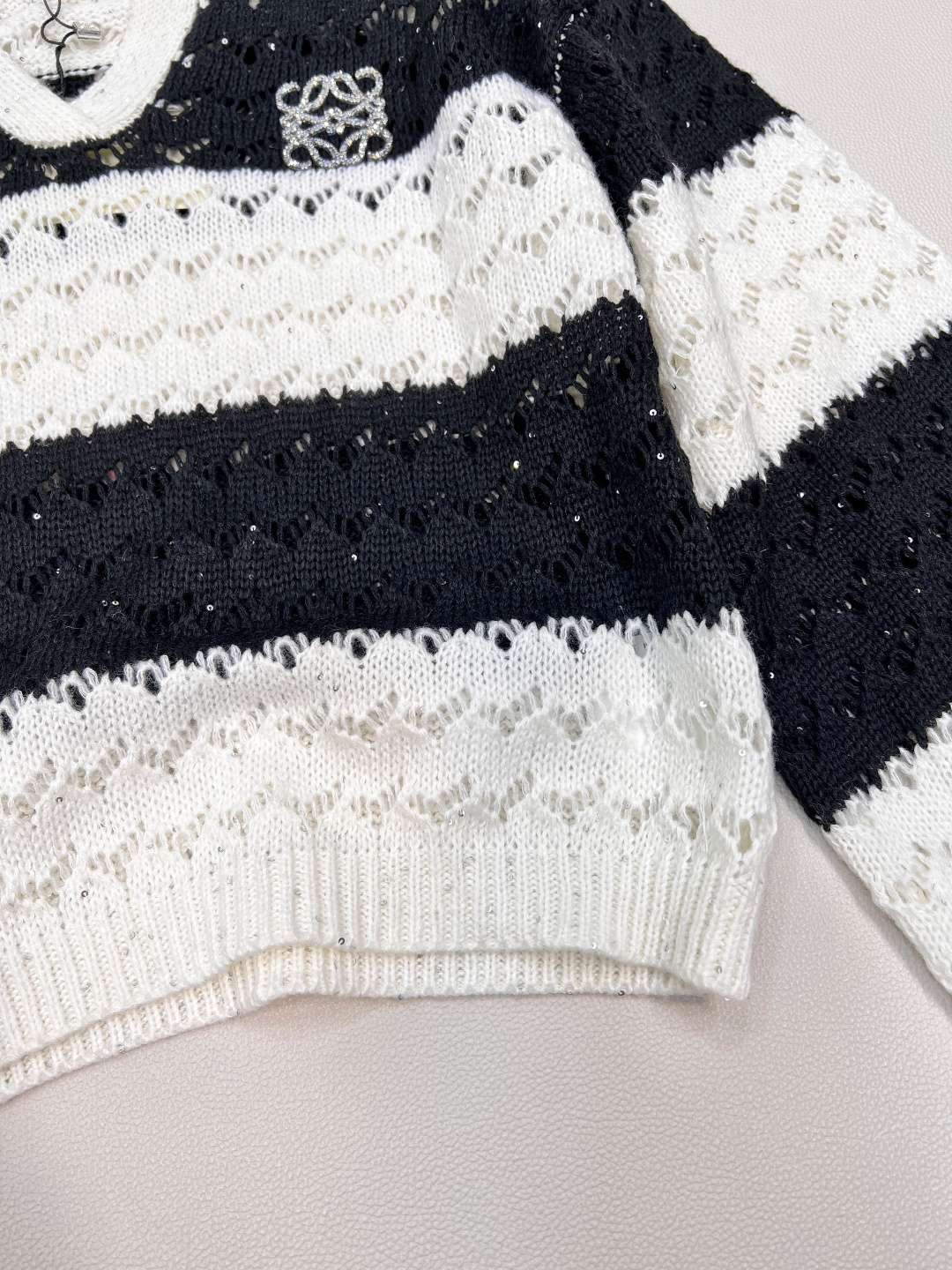 🆕 LOEWE 新款亮片镂空条纹针织衫毛衣慵懒的氛围感真是其他材质无法做到的，溢出屏幕的软糯感，复合日常