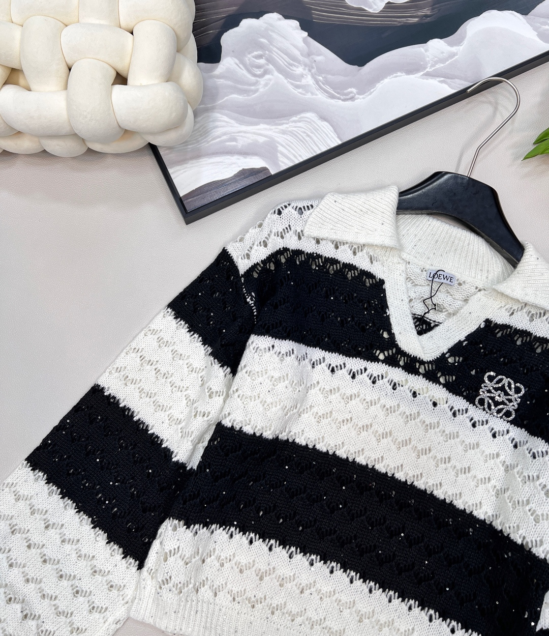🆕 LOEWE 新款亮片镂空条纹针织衫毛衣慵懒的氛围感真是其他材质无法做到的，溢出屏幕的软糯感，复合日常