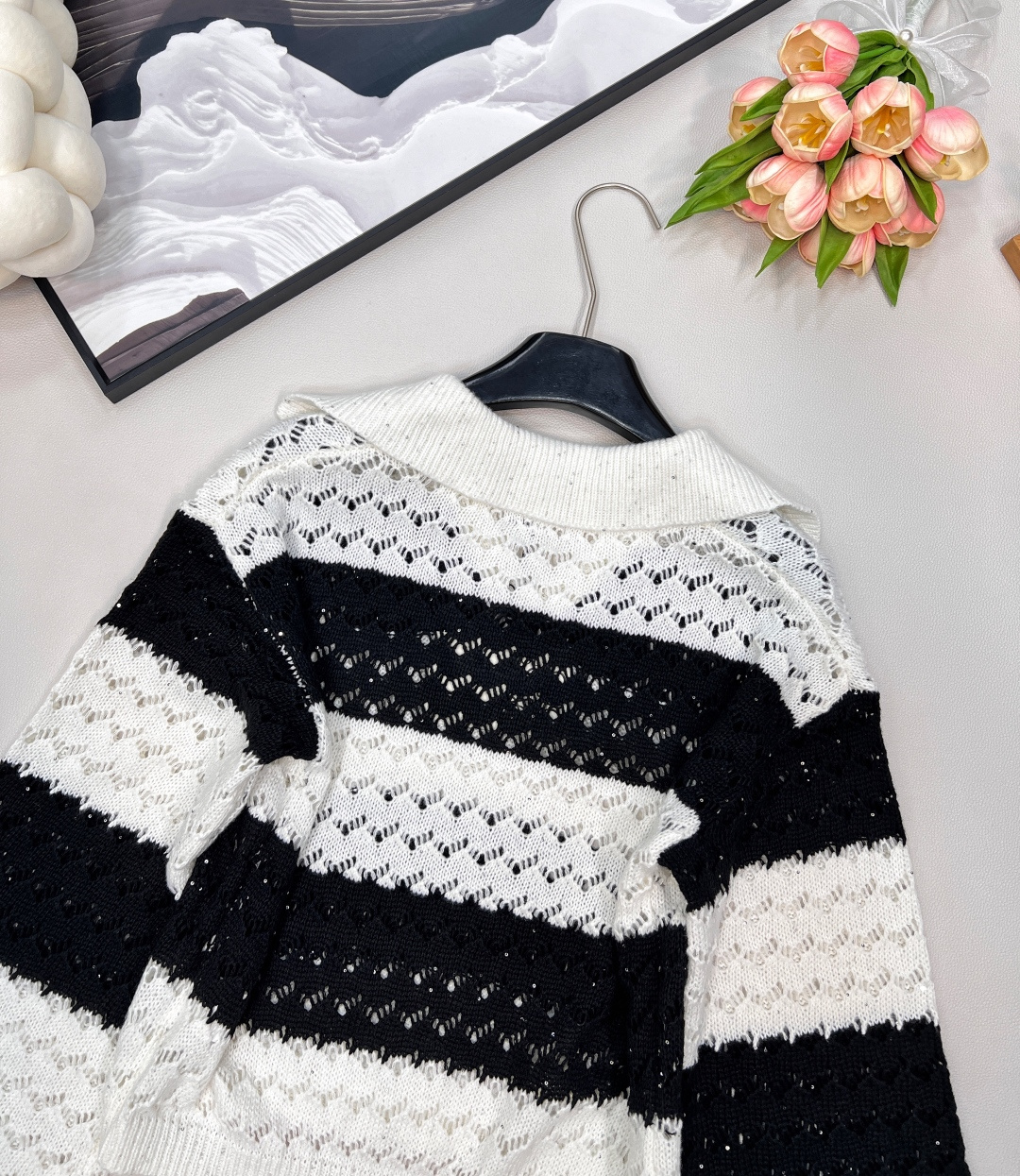 🆕 LOEWE 新款亮片镂空条纹针织衫毛衣慵懒的氛围感真是其他材质无法做到的，溢出屏幕的软糯感，复合日常