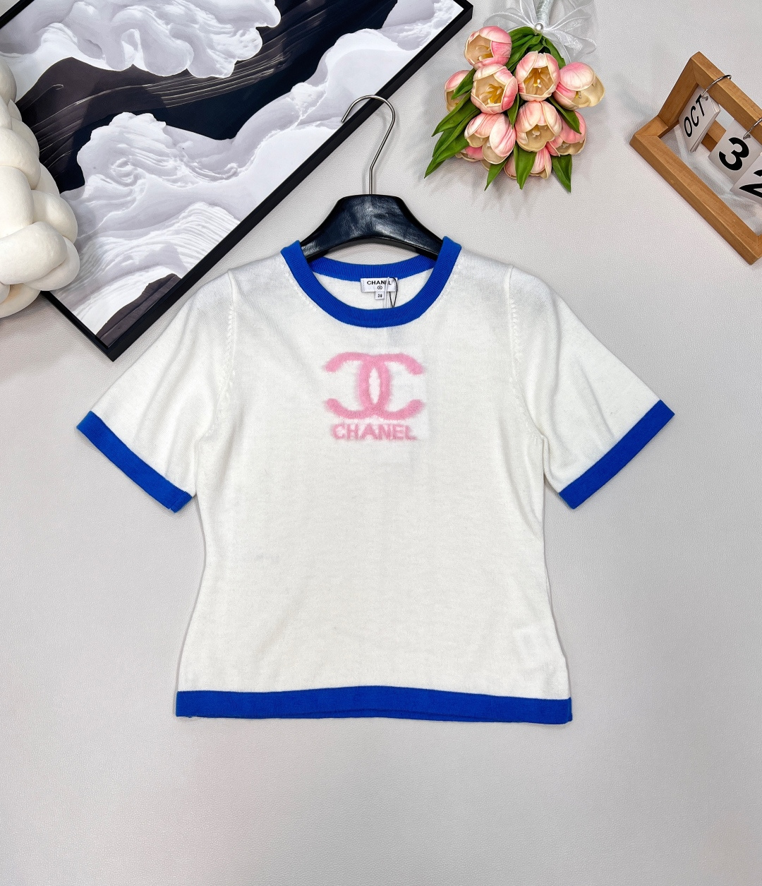 NO:459837,CHANEL's early autumn new letter jacquard style contrasting striped wool sweater short sleeves, elegant and sustainable, wool knitted, the iconic 'letter jacquard', each stitch inherits the ingenious inheritance of CHANEL's craftsmanship. The neat short-sleeved tailoring gives the classic small fragrance a modern and modern atmosphere. The color combination collides to create visual tension, and the rhythm of the width and narrow outlines the French lazy style. The high contrasting tone is not noisy but has its own focus. Whether paired with a high-waisted skirt or straight jeans, it can instantly enhance the exquisiteness of the overall shape. The unique and exquisite charm of the style is very comfortable to wear. The complex workmanship of a striped design reduces age and is not picky!  !  Three colors out!  Complete three standards!  Size sml code, chanel, skirts, jeans, T-shirt, alexander wang19860909CHANEL早秋新款字母提花小香风撞色条纹羊毛针织衫短袖,优雅永续  羊毛针织,标志性 “字母提花”,每一针皆承袭CHANEL手工坊的匠心传承.利落短袖剪裁,赋予经典小香风以现代摩登气息.  拼色 碰撞出视觉张力,宽窄相间的韵律感勾勒法式慵懒.高对比色调不喧哗却自带焦点,无论搭配高腰半裙或直筒牛仔裤,皆能瞬间提升整体造型的精致度.  独特的洋气精巧魅力,钩花针织穿着很舒适. 做工贼复杂的一件条纹设计减龄不挑人！！三色出！三标齐全！ 尺码sml 编码,,chanel,skirts,jeans,T-shirt,alexander wang,Women's clothing