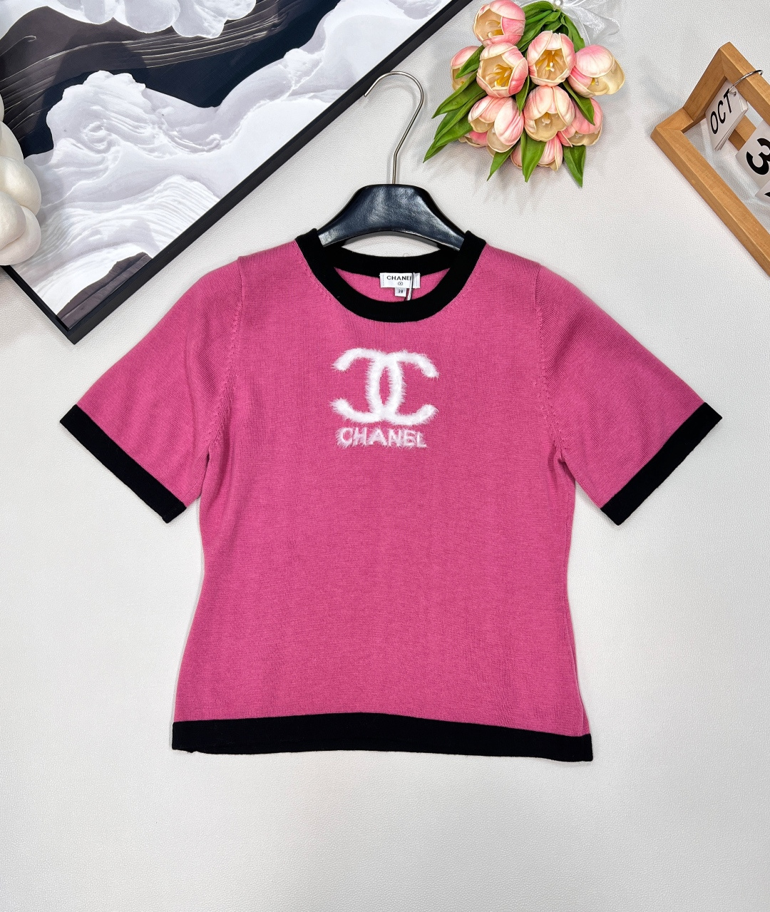 NO:459846,CHANEL's early autumn new letter jacquard style contrasting striped wool sweater short sleeves, elegant and sustainable, wool knitted, the iconic 'letter jacquard', each stitch inherits the ingenious inheritance of CHANEL's craftsmanship. The neat short-sleeved tailoring gives the classic small fragrance a modern and modern atmosphere. The color combination collides to create visual tension, and the rhythm of the width and narrow outlines the French lazy style. The high contrasting tone is not noisy but has its own focus. Whether paired with a high-waisted skirt or straight jeans, it can instantly enhance the exquisiteness of the overall shape. The unique and exquisite charm of the style is very comfortable to wear. The complex workmanship of a striped design reduces age and is not picky!  !  Three colors out!  Complete three standards!  Size sml code H, chanel, skirts, jeans, T-shirt, alexander wang19860909CHANEL早秋新款字母提花小香风撞色条纹羊毛针织衫短袖,优雅永续  羊毛针织,标志性 “字母提花”,每一针皆承袭CHANEL手工坊的匠心传承.利落短袖剪裁,赋予经典小香风以现代摩登气息.  拼色 碰撞出视觉张力,宽窄相间的韵律感勾勒法式慵懒.高对比色调不喧哗却自带焦点,无论搭配高腰半裙或直筒牛仔裤,皆能瞬间提升整体造型的精致度.  独特的洋气精巧魅力,钩花针织穿着很舒适. 做工贼复杂的一件条纹设计减龄不挑人！！三色出！三标齐全！ 尺码sml 编码H,,chanel,skirts,jeans,T-shirt,alexander wang,Women's clothing