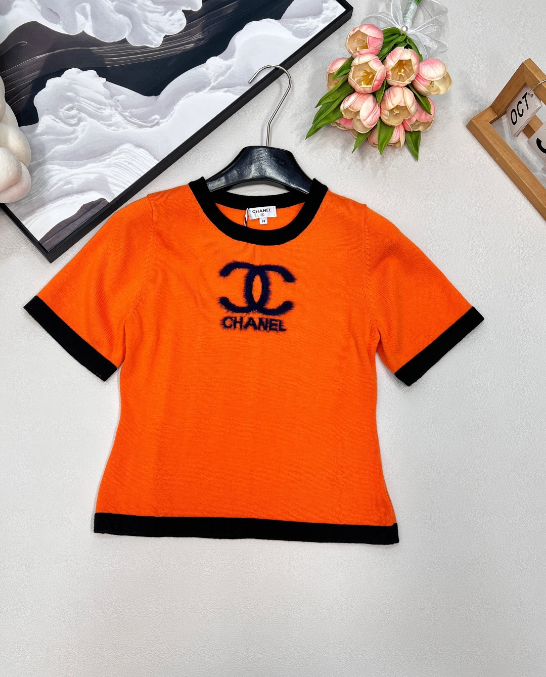 NO:459855,CHANEL's early autumn new letter jacquard style contrasting striped wool sweater short sleeves, elegant and sustainable, wool knitted, the iconic 'letter jacquard', each stitch inherits the ingenious inheritance of CHANEL's craftsmanship. The neat short-sleeved tailoring gives the classic small fragrance a modern and modern atmosphere. The color blocking creates visual tension, and the rhythm of the width and narrow outlines the French laziness. The high contrasting tone is not noisy but has its own focus. Whether paired with a high-waisted skirt or straight jeans, it can instantly enhance the exquisiteness of the overall shape. The unique and exquisite charm of the style is very comfortable to wear. The complex workmanship of a striped design reduces age and is not picky!  !  Three colors out!  Complete three standards!  Size sml code H6, chanel, skirts, jeans, T-shirt, alexander wang19860909CHANEL早秋新款字母提花小香风撞色条纹羊毛针织衫短袖,优雅永续  羊毛针织,标志性 “字母提花”,每一针皆承袭CHANEL手工坊的匠心传承.利落短袖剪裁,赋予经典小香风以现代摩登气息.  拼色 碰撞出视觉张力,宽窄相间的韵律感勾勒法式慵懒.高对比色调不喧哗却自带焦点,无论搭配高腰半裙或直筒牛仔裤,皆能瞬间提升整体造型的精致度.  独特的洋气精巧魅力,钩花针织穿着很舒适. 做工贼复杂的一件条纹设计减龄不挑人！！三色出！三标齐全！ 尺码sml 编码H6,,chanel,skirts,jeans,T-shirt,alexander wang,Women's clothing