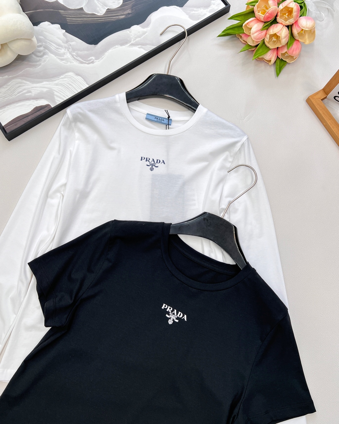 🆕 PRADA 字母徽标印花叠穿两件套短袖长袖✨ 层次美学，定义高级感标志性字母徽标印花，以经典黑白配色