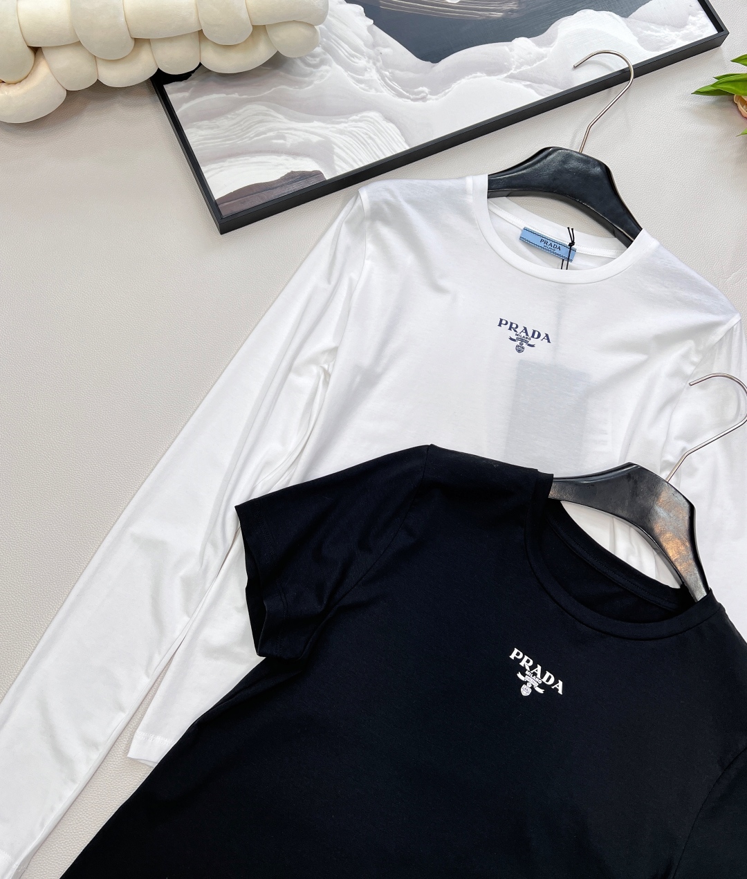 🆕 PRADA 字母徽标印花叠穿两件套短袖长袖✨ 层次美学，定义高级感标志性字母徽标印花，以经典黑白配色