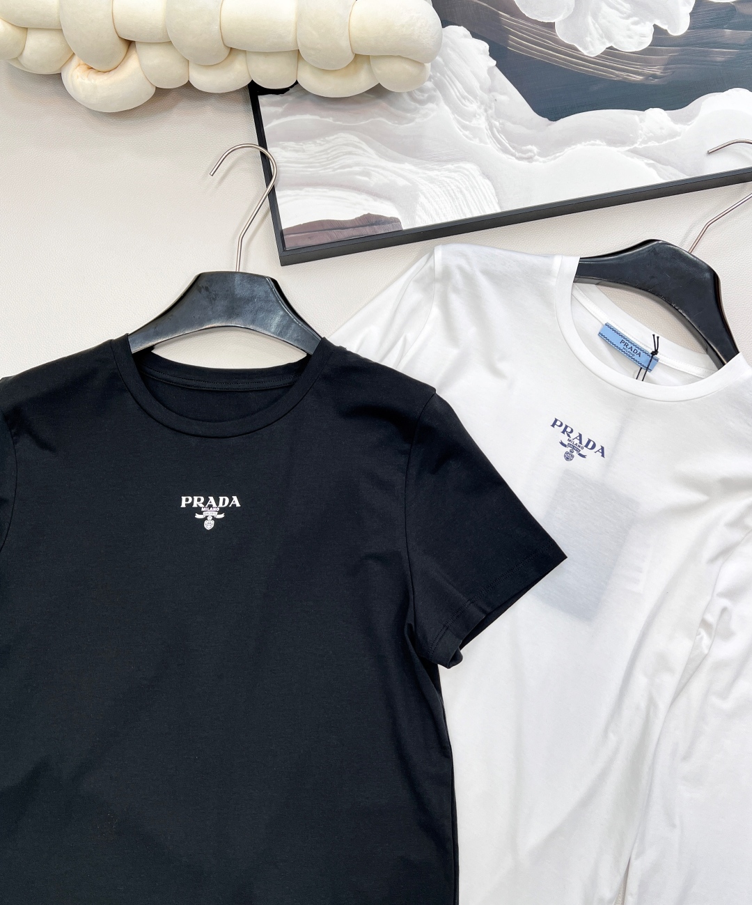 🆕 PRADA 字母徽标印花叠穿两件套短袖长袖✨ 层次美学，定义高级感标志性字母徽标印花，以经典黑白配色