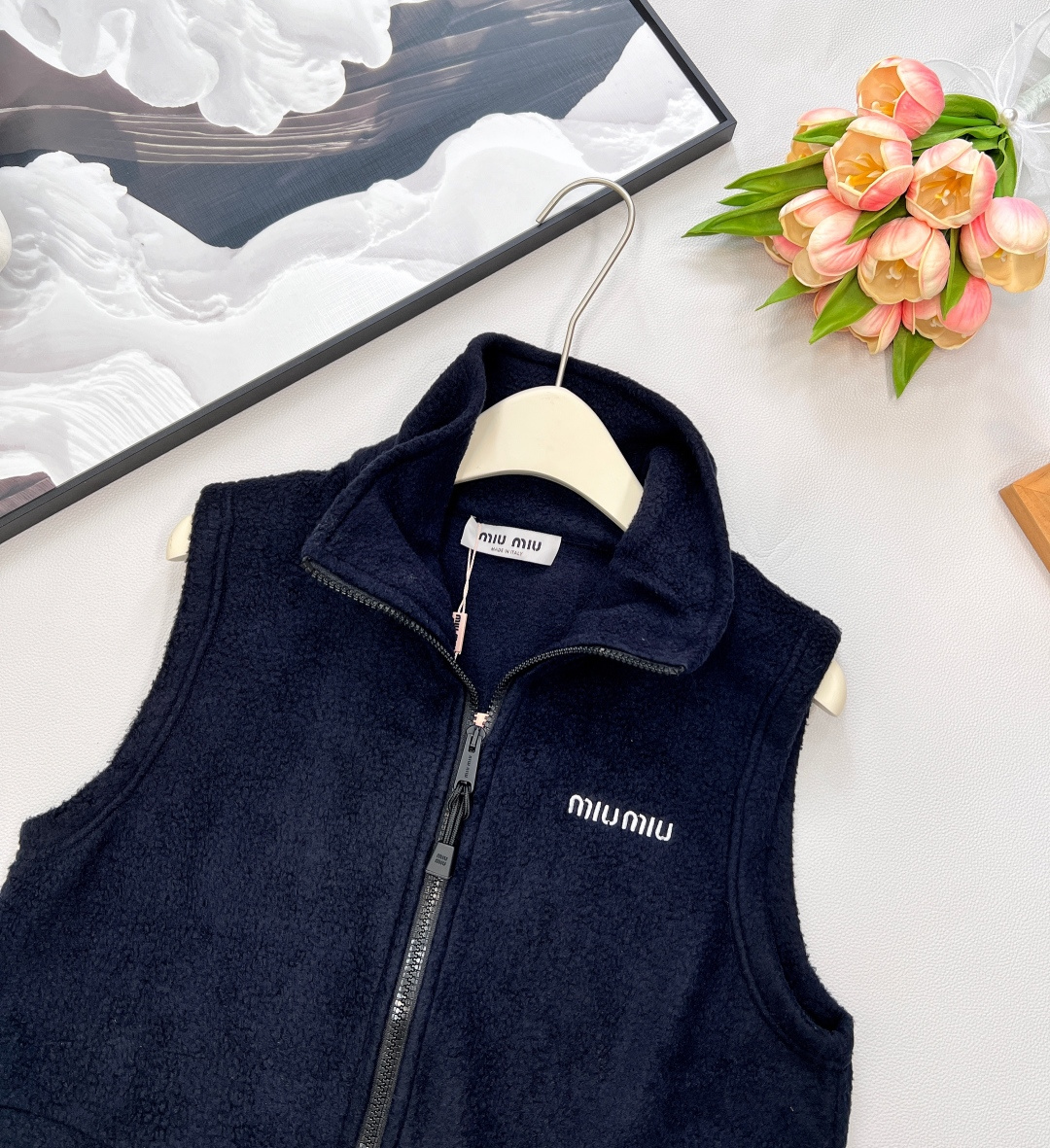🆕miumiu25SS秋冬新款宝蓝色摇粒绒马甲，小短款无袖马甲设计，定制YB进口颗粒抓绒材质 质感舒适 