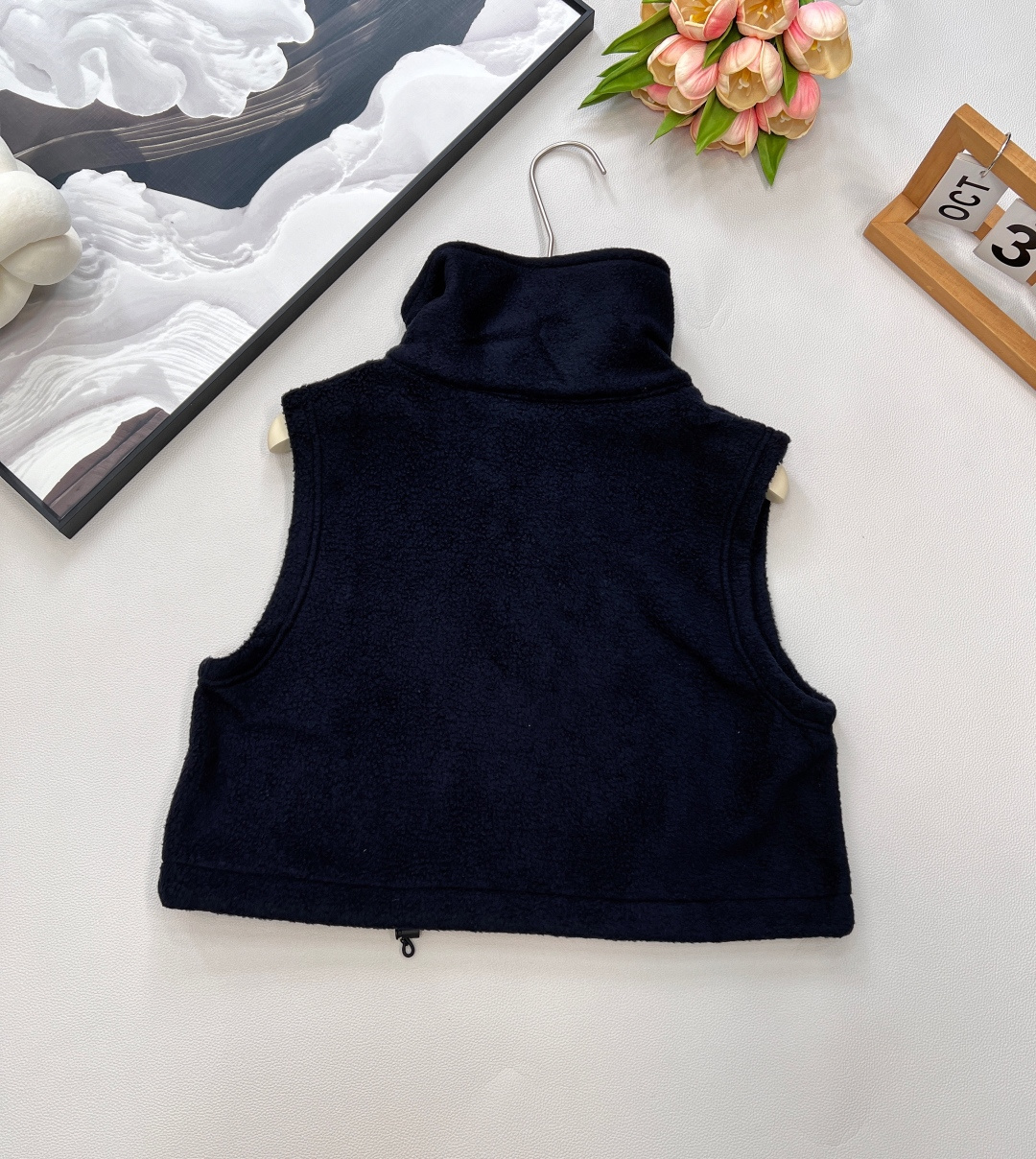 🆕miumiu25SS秋冬新款宝蓝色摇粒绒马甲，小短款无袖马甲设计，定制YB进口颗粒抓绒材质 质感舒适 