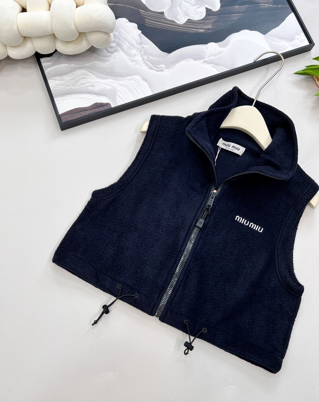 🆕miumiu25SS秋冬新款宝蓝色摇粒绒马甲，小短款无袖马甲设计，定制YB进口颗粒抓绒材质 质感舒适 