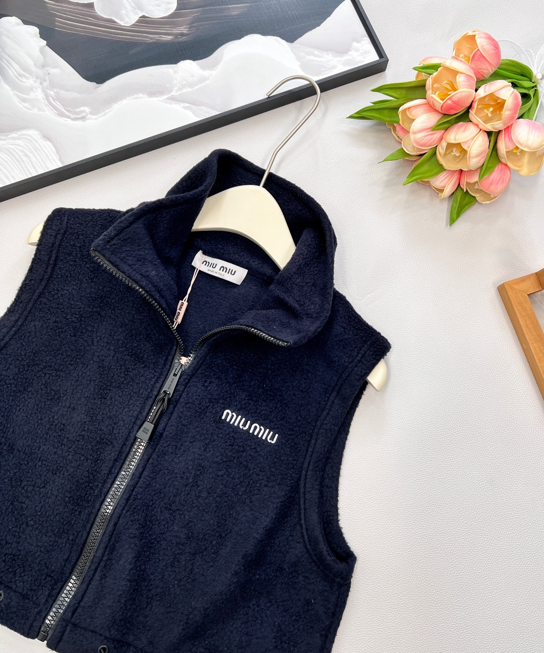 🆕miumiu25SS秋冬新款宝蓝色摇粒绒马甲，小短款无袖马甲设计，定制YB进口颗粒抓绒材质 质感舒适 