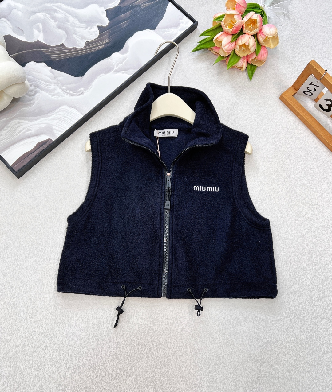 NO:459882,Miumiu25SS autumn and winter new royal blue fleece vest, small short sleeveless vest design, customized YB imported particle fleece material, comfortable texture, thick and warm high-quality fleece fabric, both breathable and warm, zipper design is convenient to put on and off, adjustable ropes meet different body needs, and can provide all-round comfort protection whether it is daily travel or outdoor activities. The latest autumn and winter series Simple and leisurely atmosphere, reinterpreting traditional styles with leisure and leisure and relaxation. A vest that fashionista is pursuing, this daily slack outfit is so love. Size sml code,,miumiu,alexander wang19860909miumiu25SS秋冬新款宝蓝色摇粒绒马甲,小短款无袖马甲设计,定制YB进口颗粒抓绒材质 质感舒适 厚实保暖高品质抓绒面料 兼具透气与保暖双重优势 拉链设计便捷穿脱 可调绳索满足不同身形需求,无论日常出行还是户外活动 都能提供全方位舒适保护 最新秋冬系列 简约闲适的风尚氛围,以休闲随性与轻松自在,重释传统款式. 时髦精都在追求的一款马甲,这日常松弛感穿搭太爱了 尺码sml 编码,,miumiu,alexander wang,Women's clothing