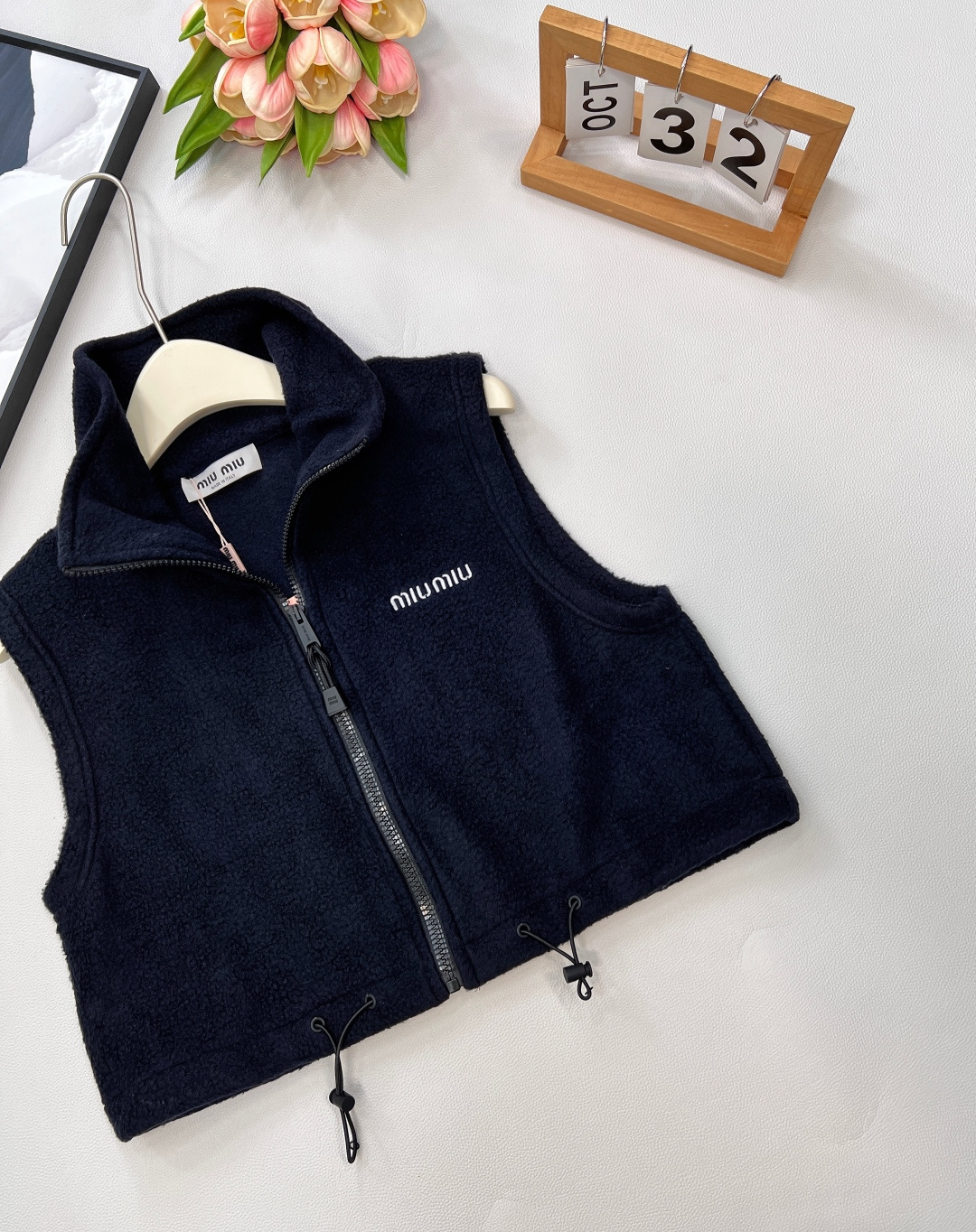 🆕miumiu25SS秋冬新款宝蓝色摇粒绒马甲，小短款无袖马甲设计，定制YB进口颗粒抓绒材质 质感舒适 