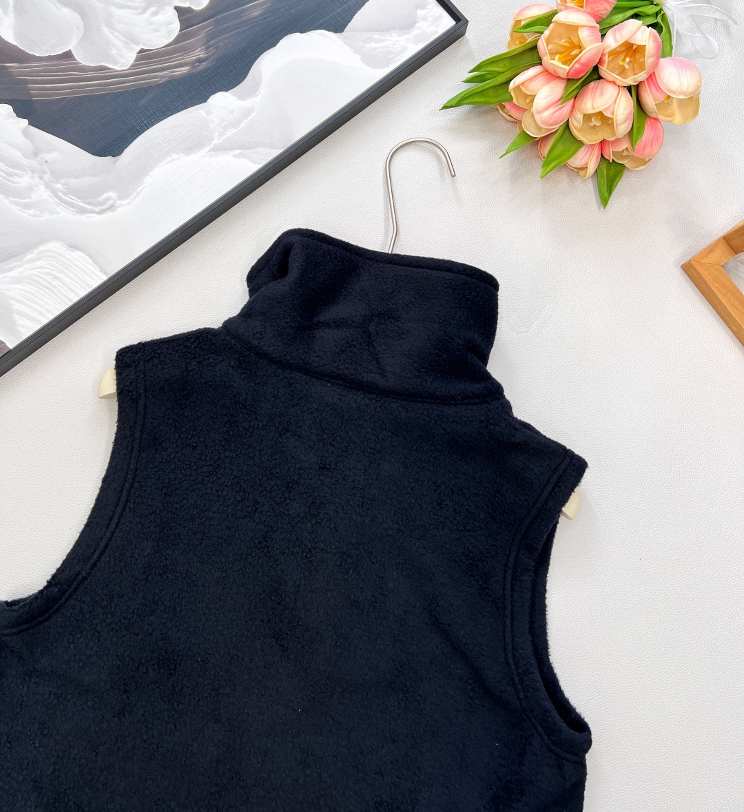 🆕miumiu25SS秋冬新款宝蓝色摇粒绒马甲，小短款无袖马甲设计，定制YB进口颗粒抓绒材质 质感舒适 