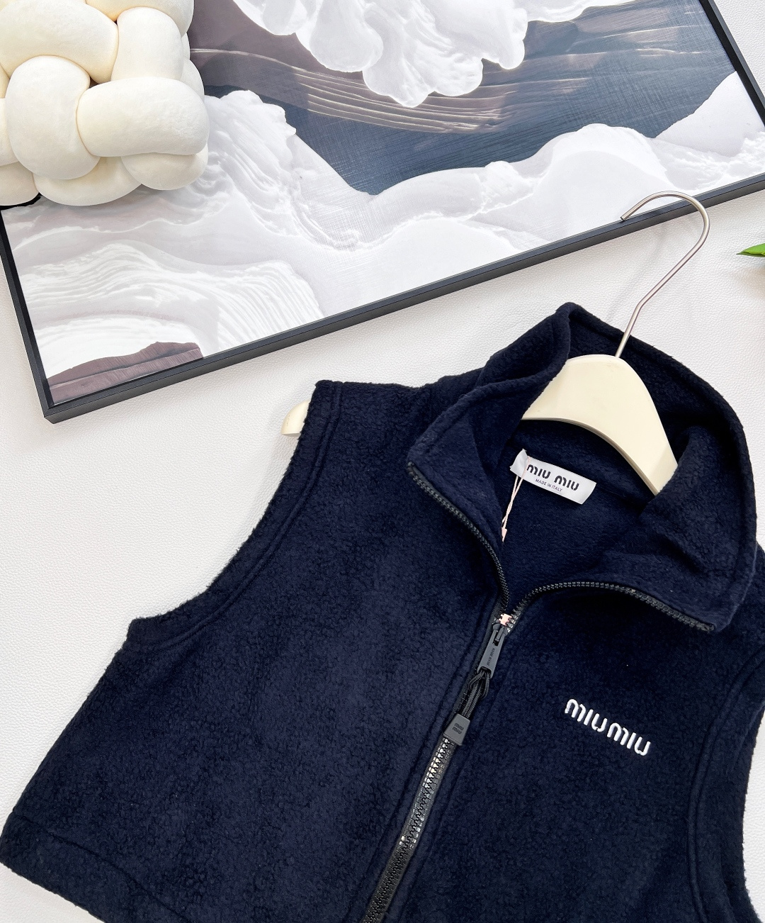 🆕miumiu25SS秋冬新款宝蓝色摇粒绒马甲，小短款无袖马甲设计，定制YB进口颗粒抓绒材质 质感舒适 