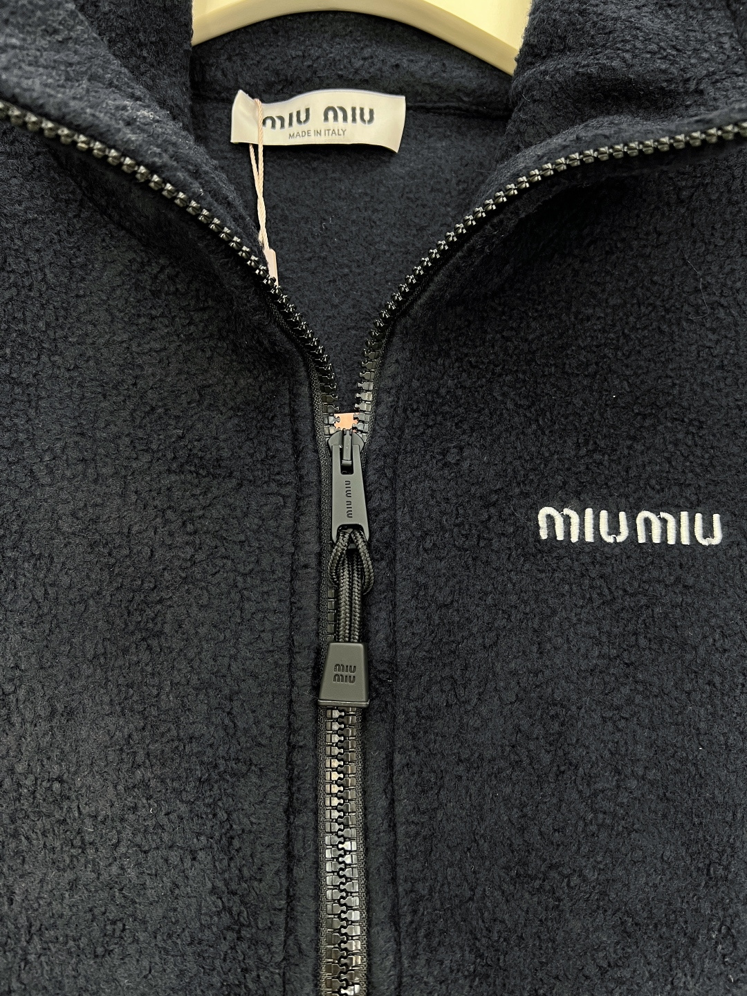 🆕miumiu25SS秋冬新款宝蓝色摇粒绒马甲，小短款无袖马甲设计，定制YB进口颗粒抓绒材质 质感舒适 