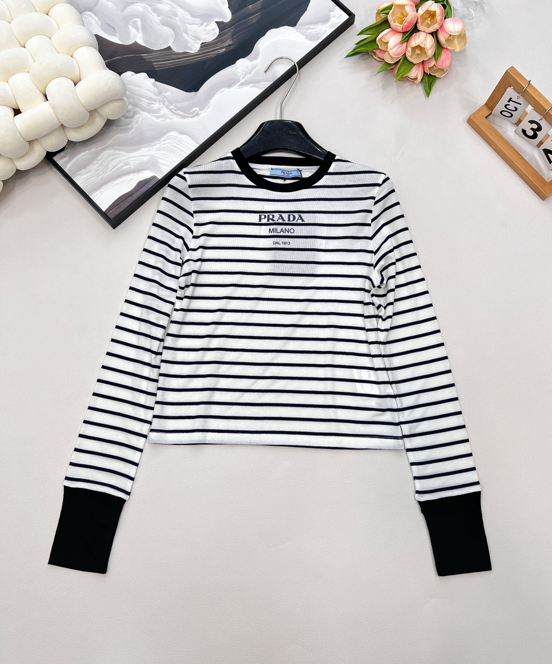 NO:459819,PRADA2025SS new letter printed elastic slim striped base shirt, customized YB Tiansi wool material, textured and shiny, elastic, round neck long sleeve base cut, neckline and cuffs echo the threaded edge, the whole body alternates black and white stripes, versatile and durable, iconic letter logo decoration on the chest, get rid of boring monotony, slim fit, fit, look slim and high-end, showing versatile autumn and winter, daily commuting, date and leisure, high-end, complete with three standards!  Large-scale shipment size sml code P, prada, alexander wang19860909PRADA2025SS新款字母印花弹力修身条纹打底衫,定制YB天丝羊毛材质 质感光泽 弹力十足 圆领长袖打底裁剪 领口与袖口呼应点缀螺纹包边 通体黑白条纹交替 百搭耐看 胸前标志性字母徽标装饰 摆脱无聊的单调 修身版型剪裁 贴合身形 穿搭显瘦高级 尽显百搭秋冬 日常通勤约会休闲都 ,高版出品,三标齐全！大货出 尺码sml 编码P,,prada,alexander wang,Women's clothing