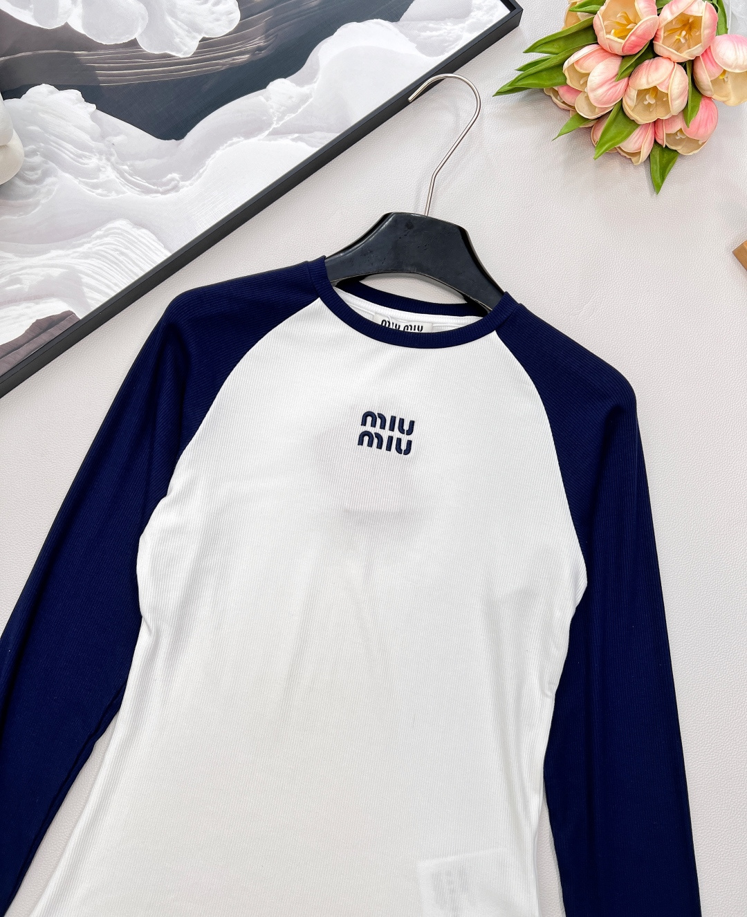 🆕MIU MIU早秋新款插肩长袖螺纹弹力T恤，谁懂啊！插肩长袖螺纹弹力 T 恤 ，把“显瘦”狠狠拿捏💥 
