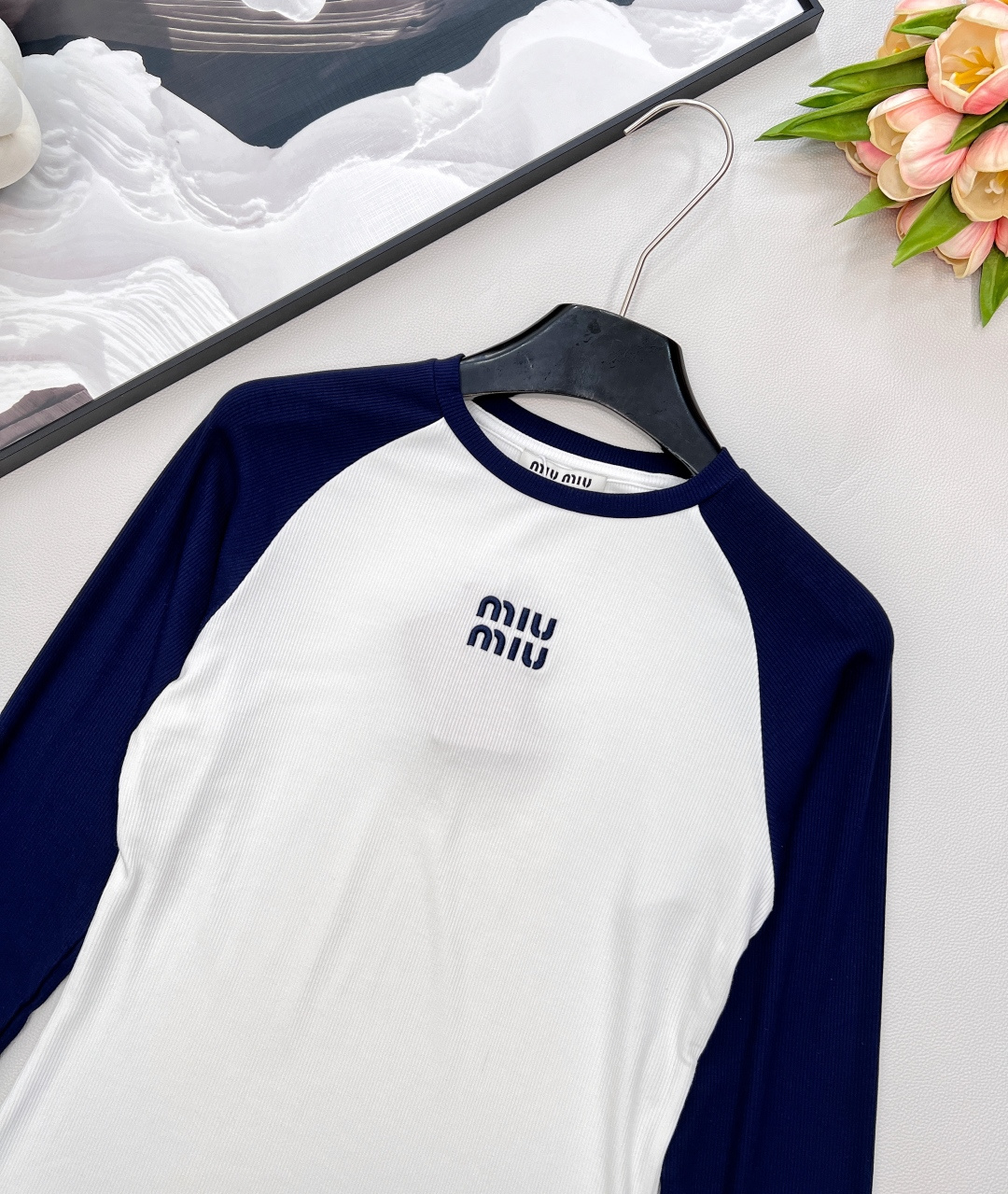 🆕MIU MIU早秋新款插肩长袖螺纹弹力T恤，谁懂啊！插肩长袖螺纹弹力 T 恤 ，把“显瘦”狠狠拿捏💥 