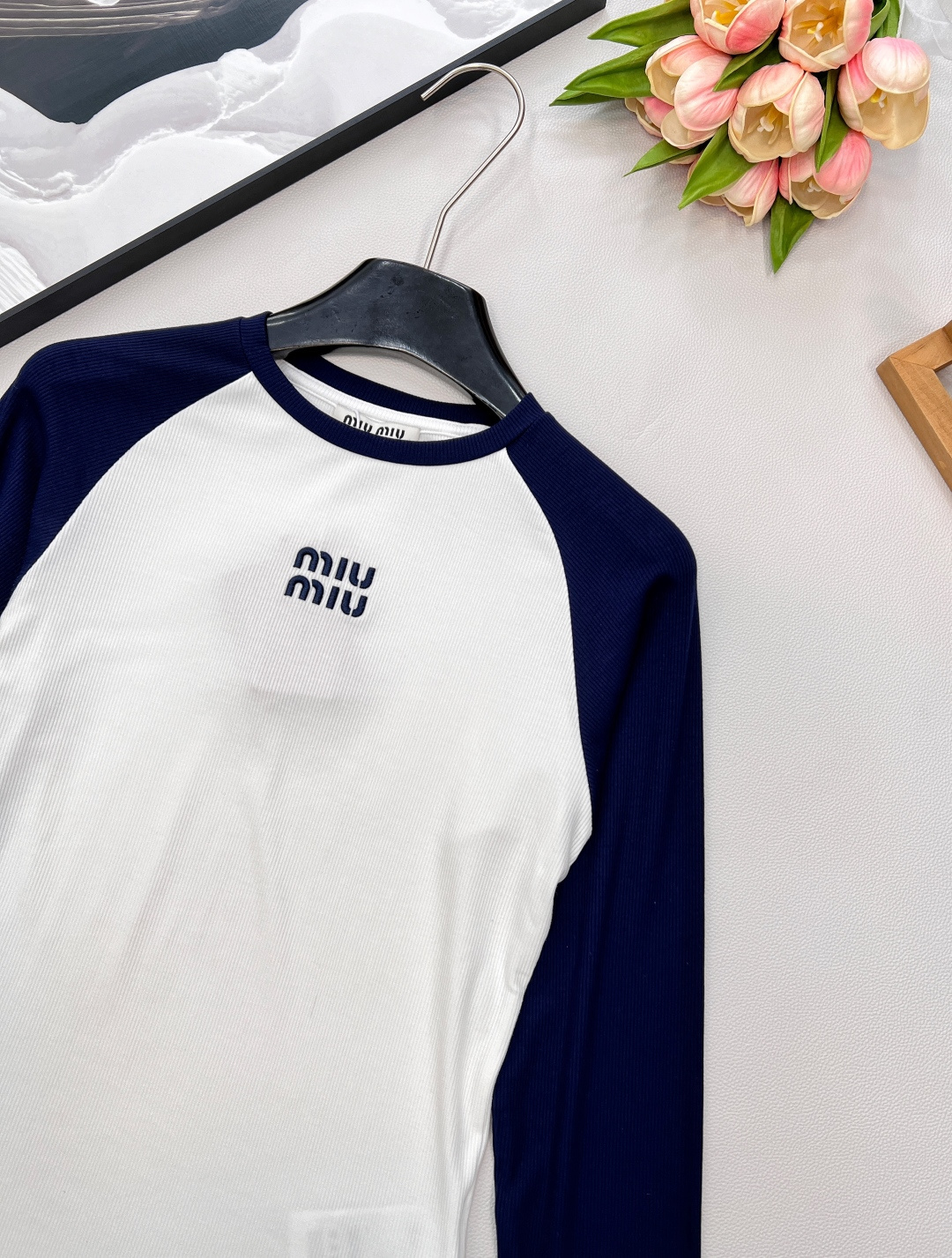 🆕MIU MIU早秋新款插肩长袖螺纹弹力T恤，谁懂啊！插肩长袖螺纹弹力 T 恤 ，把“显瘦”狠狠拿捏💥 