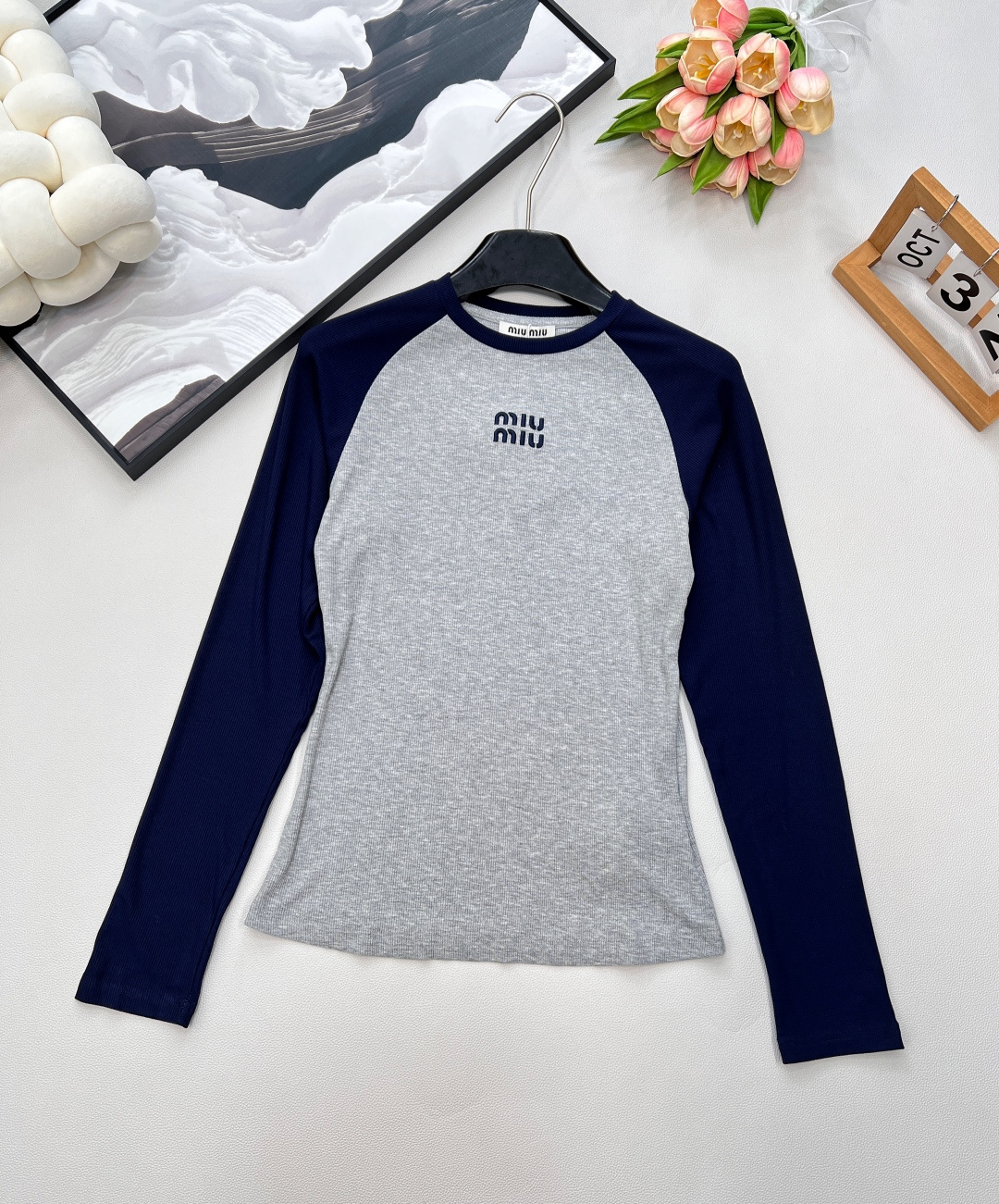 NO:459831,MIU MIU early autumn new rag-sleeved long-sleeved threaded elastic T-shirt, who knows it!  Ragshou long-sleeved threaded T-shirt, grasp the 'slimming' hard. Slim fit style + dark blue spliced ​​sleeves, visually crazy 'sucking meat', and the meat disappears directly. The threaded elastic fabric is fit and comfortable, and it is both worn alone and inner wear. Slim fit and slimming, you can wear it alone or base it!  Simple and elegant, letter embroidery design. Sisters who like simple design can enter!  A classic design that is low-key and timeless. The upper body can highlight the body curve and make you look slim!  Skin-friendly, delicate and breathable, and has a good elasticity and a perfect body feel!  , high-end product, complete three standards, two colors, size sml code, miumiu,tees, t-shirt, alexander wang19860909MIU MIU早秋新款插肩长袖螺纹弹力T恤,谁懂啊！插肩长袖螺纹弹力 T 恤 ,把“显瘦”狠狠拿捏  修身版型 + 深蓝色拼接袖,视觉疯狂“收肉”,拜拜肉直接消失 螺纹弹力面料,贴合又舒服,单穿、内搭都炸场～ 修身显瘦,可以单穿或者打底！ 简约大气,字母刺绣设计 喜欢简单设计的姐妹可以入啦！ 低调永不过时的经典设计 上身即能凸现身材曲线又炒鸡显瘦！ 亲肤细腻很透气 还有良好弹力贴身体感满分！,高版出品,三标齐全,两色出 尺码sml 编码,,miumiu,tees，t-shirt,alexander wang,Women's clothing