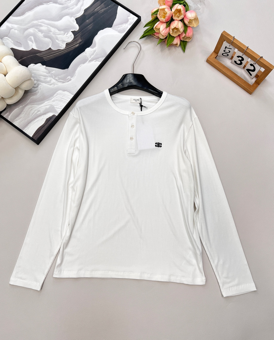 NO:459858,CELINE's new early autumn logo embroidered Henry shirt with long sleeves, classic Henry neck design, a few exquisite buttons embellishments, breaking the monotony of solid colors, simple and unique tricks, instantly grasping the lazy and high-end atmosphere~ Black and white colors are classic and versatile. Whether it is paired with jeans to create a casual street style or a skirt to create an elegant temperament, you can easily hold it. Moreover, the fabric is skin-friendly and comfortable, soft and textured, and comfortable and lazy style. This season is just right. Simple, refreshing, comfortable and easy to wear. The basic style of daily life just fits perfectly to create a casual and fashionable urban casual look. The upper body effect is simply excellent, adapting to any occasion, without fear of age restrictions!  You can wear the outside and the inside, and you don’t know at all!  A super versatile base T-shirt can unlock N styles of clothing. It is said!  With a simple and elegant look, it can be called a versatile and versatile long sleeves!  The same style for men and women!  High-end production, two colors, size sml code E, celine, skirts, jeans, tees, t-shirt, alexander wang19860909CELINE早秋新款徽标刺绣亨利衫长袖, 经典亨利领设计,几颗精致纽扣点缀,打破纯色单调,简约中透着独特小心机 ,上身瞬间拿捏慵懒又高级的氛围感~ 黑白两色经典又百搭,不管是搭配牛仔裤打造休闲街头风,还是配半身裙营造优雅气质,都能轻松 hold 住 . 而且面料亲肤又舒适,柔软又有质感,舒适慵懒风,这个季节刚刚好.简单清爽舒适好穿.属于日常的基础款刚好完美适配 打造随性时髦的都市休闲造型,简直上身效果超赞,适应任何场合 无惧年龄限制！ 外穿内搭都可以 完全不挑！超级百搭的打底T恤一件T恤可以解锁N种穿搭风格说的就是它了！ 简约大方的造型,它,简直可以称作一件万能百搭的长袖！男女同款！高版出品,两色出 尺码sml 编码E,,celine,skirts,jeans,tees，t-shirt,alexander wang,Women's clothing