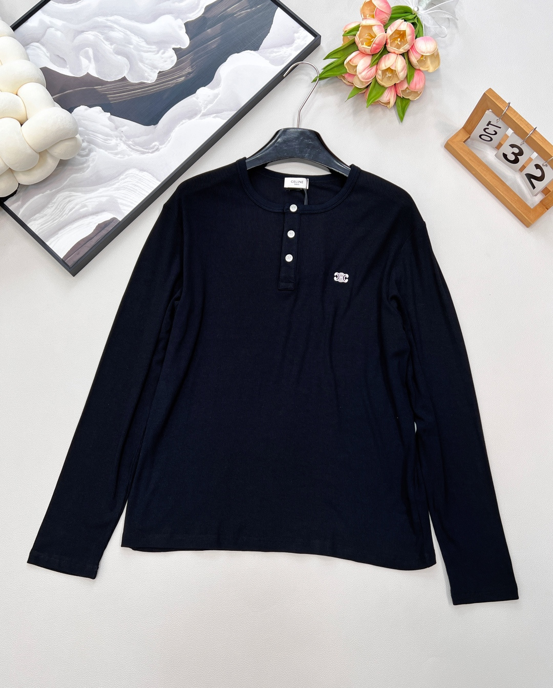 NO:459875,CELINE's new early autumn logo embroidered Henry shirt with long sleeves, classic Henry neck design, a few exquisite buttons embellishments, breaking the monotony of solid colors, simple and unique tricks, instantly grasping the lazy and high-end atmosphere~ Black and white colors are classic and versatile. Whether it is paired with jeans to create a casual street style or a skirt to create an elegant temperament, you can easily hold it. Moreover, the fabric is skin-friendly and comfortable, soft and textured, and comfortable and lazy style. This season is just right. Simple, refreshing, comfortable and easy to wear. The basic style of daily life just fits perfectly to create a casual and fashionable urban casual look. The upper body effect is simply excellent, adapting to any occasion, without fear of age restrictions!  You can wear the outside and the inside, and you don’t know at all!  A super versatile base T-shirt can unlock N styles of clothing. It is said!  With a simple and elegant look, it can be called a versatile and versatile long sleeves!  The same style for men and women!  High-end production, two colors, size sml code, celine, skirts, jeans, tees, t-shirt, alexander wang19860909CELINE早秋新款徽标刺绣亨利衫长袖, 经典亨利领设计,几颗精致纽扣点缀,打破纯色单调,简约中透着独特小心机 ,上身瞬间拿捏慵懒又高级的氛围感~ 黑白两色经典又百搭,不管是搭配牛仔裤打造休闲街头风,还是配半身裙营造优雅气质,都能轻松 hold 住 . 而且面料亲肤又舒适,柔软又有质感,舒适慵懒风,这个季节刚刚好.简单清爽舒适好穿.属于日常的基础款刚好完美适配 打造随性时髦的都市休闲造型,简直上身效果超赞,适应任何场合 无惧年龄限制！ 外穿内搭都可以 完全不挑！超级百搭的打底T恤一件T恤可以解锁N种穿搭风格说的就是它了！ 简约大方的造型,它,简直可以称作一件万能百搭的长袖！男女同款！高版出品,两色出 尺码sml 编码,,celine,skirts,jeans,tees，t-shirt,alexander wang,Women's clothing