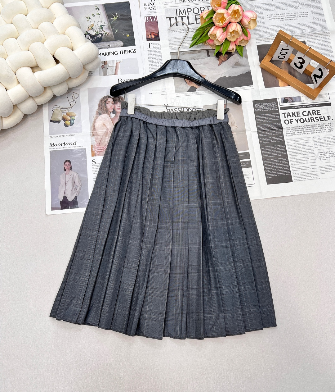 NO:463784,Miumiu2025SS new high-waist mid-length pleated skirt, customized YB imported 100% fine imitation wool material, glossy and comfortable, high-quality texture, cut and smooth, high-waist pleated skirt style, neat and press pleated fit and knee silhouette, elastic waist edging and upward pleated, presenting the flower bud effect more waist-hugging, centered collage cloth effect letter logo, highlighting the brand style, wear academy age-reducing, considerate and moderate length, revealing slender waist calves, showing high-intention temperament, three standards, large-scale products Size sml, edited,,miumiu, skirts, alexander wang19860909Miumiu2025SS新款高腰中长百褶半裙,定制YB进口百分百精仿羊毛材质 光泽舒适 质感上乘 裁剪垂顺流畅 高腰百褶半裙版型 利落压褶配合及膝廓形 腰间弹性包边配合向上褶皱 呈现花苞效果更收腰 居中点缀拼贴布效果字母徽标 彰显品牌格调 穿搭学院减龄 贴心适中长度 露出纤腰小腿 展现高知气质风姿 ,三标齐全,大货出 尺码sml 编,,miumiu,skirts,alexander wang,Women's clothing