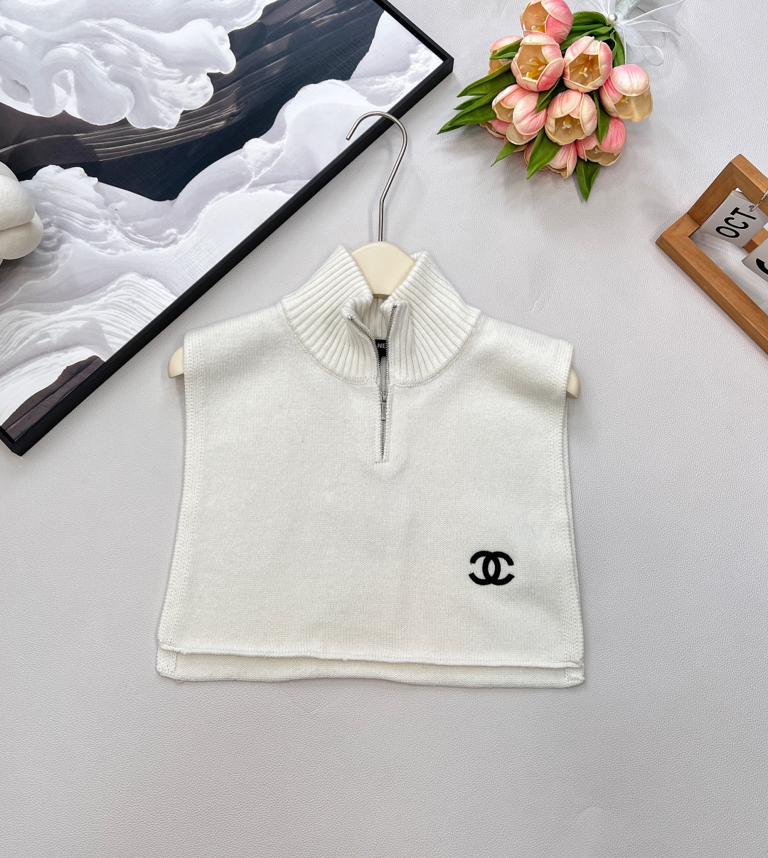 NO:463850,Chanel2025 new C-embroidered short silhouette knitted shawl collar, customized YB wool yarn wool texture high-comfortable texture, tailoring shawl vest tailoring, half-open zipper can be used as a turtleneck lapel for two layers, layered neck protection, and warmth. Wide shoulder silhouette with double C logo contrast color, more stylish and advanced. Two-piece shawl style in front and back. Various ways to wear show personality. Rich visual effects. The upper body shows light luxury and fashionable temperament. Customized surface accessories, complete three standards, and two colors. Size sml code H, chanel,shawls,alexander wang19860909Chanel2025新款对C刺绣短款廓形针织披肩假领,定制YB羊毛纱线织造 质感高级舒适 套头披肩马甲剪裁 半开襟拉链可作高领翻领两穿 叠穿护颈保暖 宽肩廓形配合双C徽标撞色 更显格调高级 前后两片披肩式 穿法多样 彰显个性 丰富视觉效果 上身尽显轻奢时髦气质 定制面辅料,三标齐全,两色出 尺码sml 编码H,,chanel,shawls,alexander wang,Women's clothing