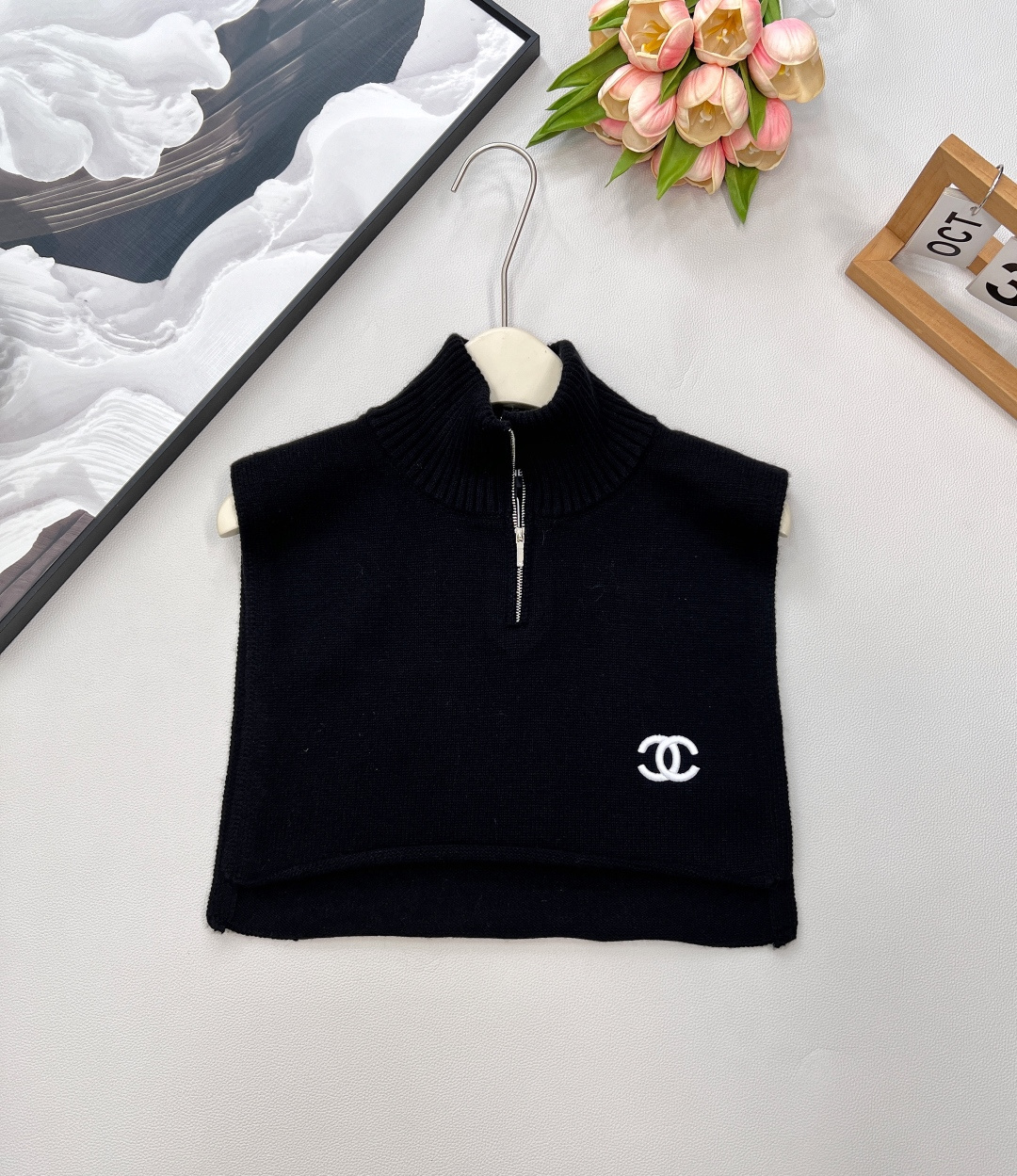 NO:463863,Chanel2025 new C-embroidered short silhouette knitted shawl collar, customized YB wool yarn wool texture high-comfortable texture, tailoring shawl vest tailoring, half-open zipper can be used as a turtleneck lapel for two layers, layered neck protection and warmth, wide shoulder silhouette with double C logo contrast color, more stylish and high-end two-piece shawl style, diverse ways to wear, show personality, rich visual effects, upper body shows light luxury and fashionable temperament Customized surface accessories, complete three standards, two colors Size sml code H2,,chanel,shawls,alexander wang19860909Chanel2025新款对C刺绣短款廓形针织披肩假领,定制YB羊毛纱线织造 质感高级舒适 套头披肩马甲剪裁 半开襟拉链可作高领翻领两穿 叠穿护颈保暖 宽肩廓形配合双C徽标撞色 更显格调高级 前后两片披肩式 穿法多样 彰显个性 丰富视觉效果 上身尽显轻奢时髦气质 定制面辅料,三标齐全,两色出 尺码sml 编码H2,,chanel,shawls,alexander wang,Women's clothing