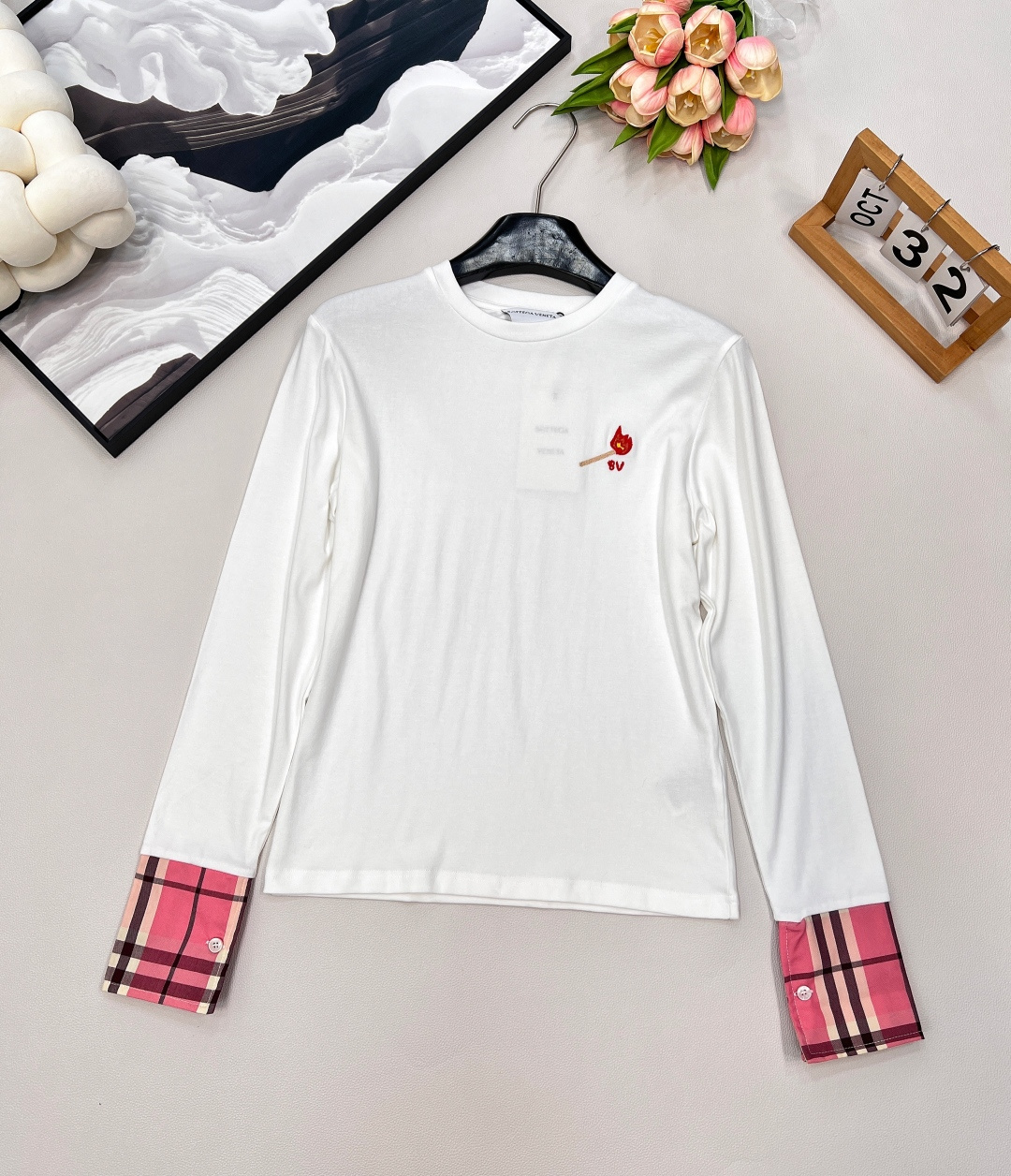 NO:463806,SS BV autumn and winter new style | Small match embroidery spliced ​​long-sleeved T-shirt, small match embroidery playful finishing touch, cuff spliced ​​pink plaid, autumn and winter inner layer reveals a piece of super eye-catching and feels the atmosphere!  The layering of the outfit is added. The slim fit style can outline the graceful figure, which is highly comfortable. It is not easy to wear the same clothes as the two colors. The fabric feels delicate and soft. It looks good when you wear it without picking on others!  The cuffs are made of contrasting colors and fake designs to boost the highlights, simple design without losing the noble style; low-key and restrained shapes show sexy curves; the most worth buying base shirt, no one! The texture is superb, the upper body is unrestrained, fashionable and not monotonous, and very tasteful item~ The three standards are complete, large-scale products are size sml coded, bottega veneta, tees, t-shirt, alexander wang19860909SS BV秋冬新款 |小火柴刺绣拼接长袖T恤, 胸前小火柴刺绣俏皮点睛,袖口拼接粉格纹,秋冬做内搭,露出一截超吸睛,氛围感拿捏！ 增加了穿搭层次感,修身版型上身即可勾勒曼妙身形,舒适度高,开了2个颜色不易撞衫,面料手感细腻柔软,好穿不挑人随便一搭都好看！ 袖口做了撞色假两件设计提振亮点,简约的设计,又不失高贵风格;低调内敛的造型,又尽显性感曲线;最值得入手的一款打底衫,没有之一! 质感超绝,上身毫无束缚感,时髦且不单调,非常显品味的单品～三标齐全,大货出 尺码sml 编码,,bottega veneta,tees，t-shirt,alexander wang,Women's clothing