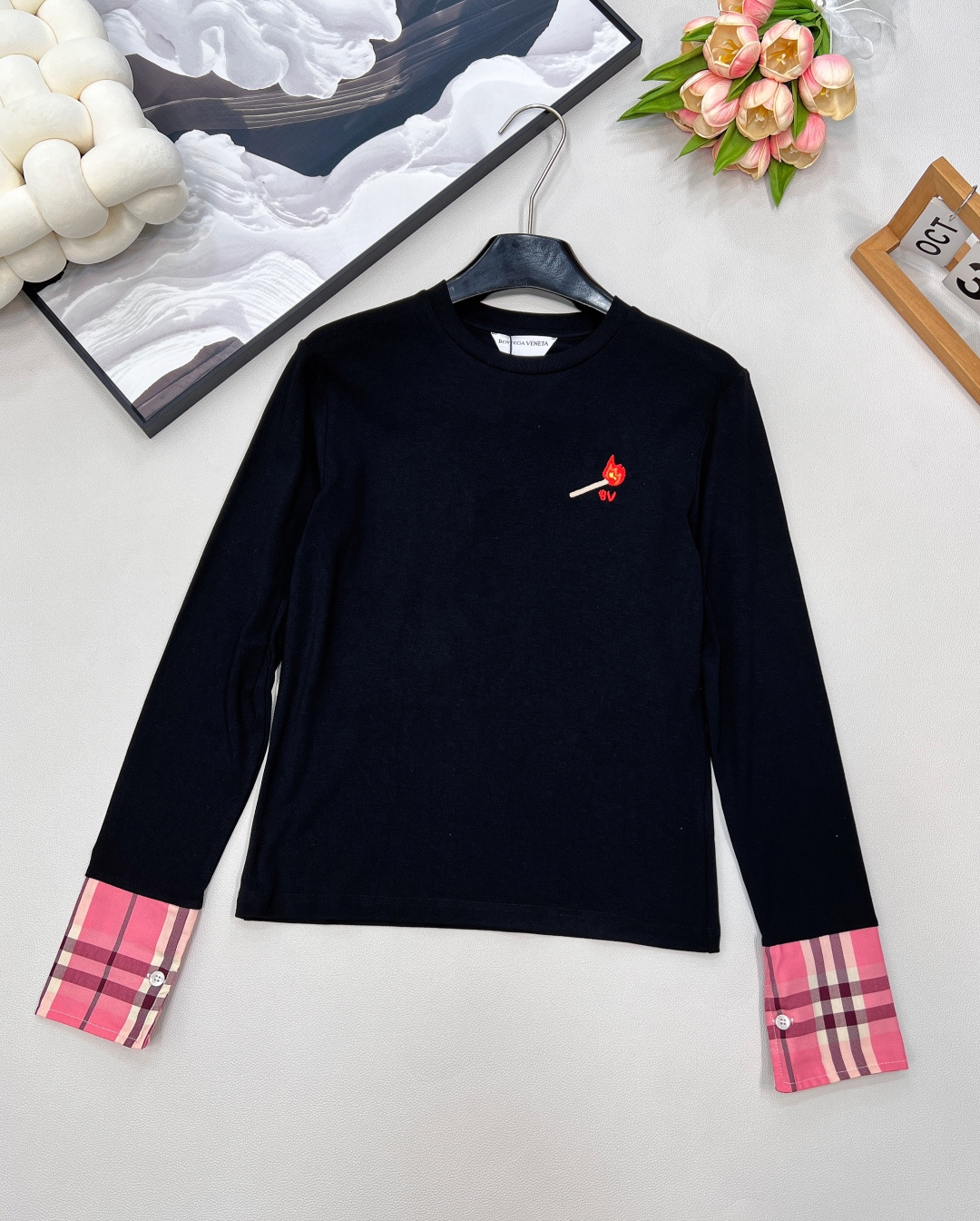 NO:463814,SS BV autumn and winter new style | Small match embroidery spliced ​​long-sleeved T-shirt, small match embroidery playful finishing touch, cuff spliced ​​pink plaid, autumn and winter inner layer reveals a piece of super eye-catching and feels the atmosphere!  The layering of the outfit is added. The slim fit style can outline the graceful figure, which is highly comfortable. It is not easy to wear the same clothes as the two colors. The fabric feels delicate and soft. It looks good when you wear it without picking on others!  The cuffs are made of contrasting colors and fake designs to boost the highlights, the simple design is not without noble style; the low-key and restrained shape shows the sexy curves; the most worth buying base shirt, no one! The texture is superb, the upper body is unrestrained, fashionable and not monotonous, and the most delicious item is very tasteful~ The three standards are complete, and the large-scale product is size sml code B, bottega veneta, tees, t-shirt, alexander wang19860909SS BV秋冬新款 |小火柴刺绣拼接长袖T恤, 胸前小火柴刺绣俏皮点睛,袖口拼接粉格纹,秋冬做内搭,露出一截超吸睛,氛围感拿捏！ 增加了穿搭层次感,修身版型上身即可勾勒曼妙身形,舒适度高,开了2个颜色不易撞衫,面料手感细腻柔软,好穿不挑人随便一搭都好看！ 袖口做了撞色假两件设计提振亮点,简约的设计,又不失高贵风格;低调内敛的造型,又尽显性感曲线;最值得入手的一款打底衫,没有之一! 质感超绝,上身毫无束缚感,时髦且不单调,非常显品味的单品～三标齐全,大货出 尺码sml 编码B,,bottega veneta,tees，t-shirt,alexander wang,Women's clothing