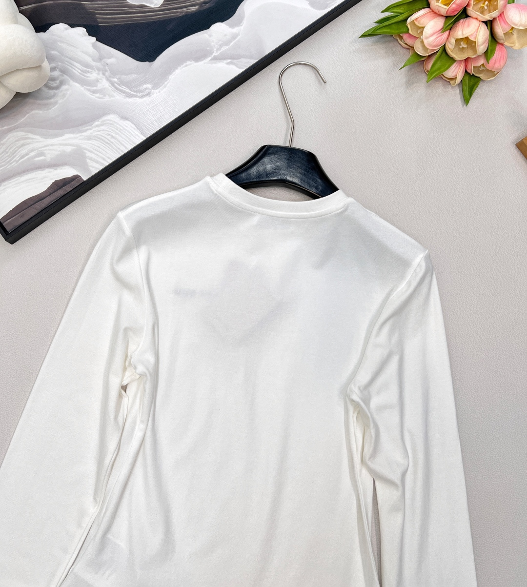 🆕MIU MIU秋冬新款拼色边假两件长袖T恤 这款拼色边假两件长袖T恤，一整个爱住了！ 简约的白色衣身，