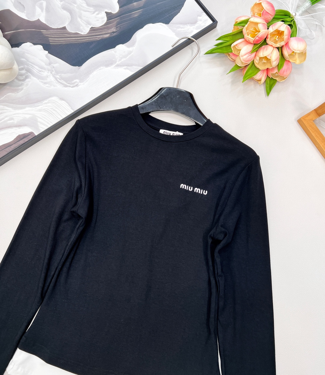 🆕MIU MIU秋冬新款拼色边假两件长袖T恤 这款拼色边假两件长袖T恤，一整个爱住了！ 简约的白色衣身，