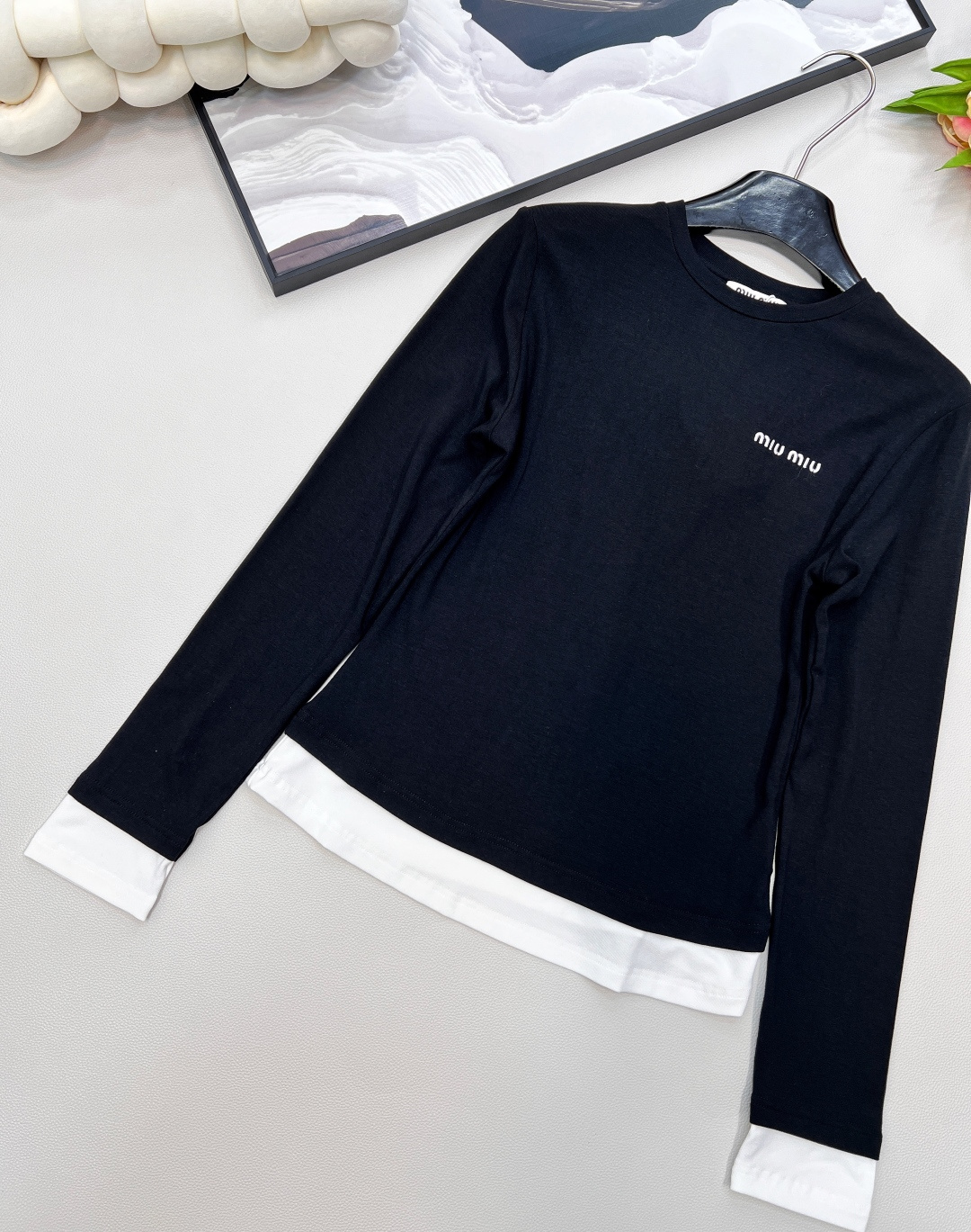 🆕MIU MIU秋冬新款拼色边假两件长袖T恤 这款拼色边假两件长袖T恤，一整个爱住了！ 简约的白色衣身，