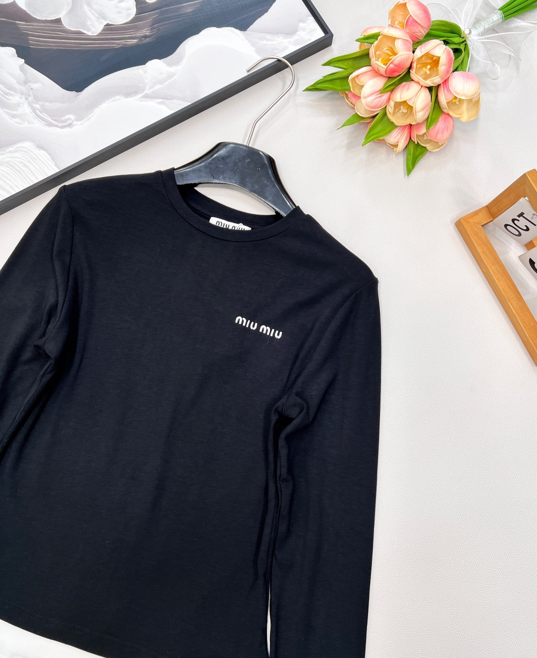 🆕MIU MIU秋冬新款拼色边假两件长袖T恤 这款拼色边假两件长袖T恤，一整个爱住了！ 简约的白色衣身，