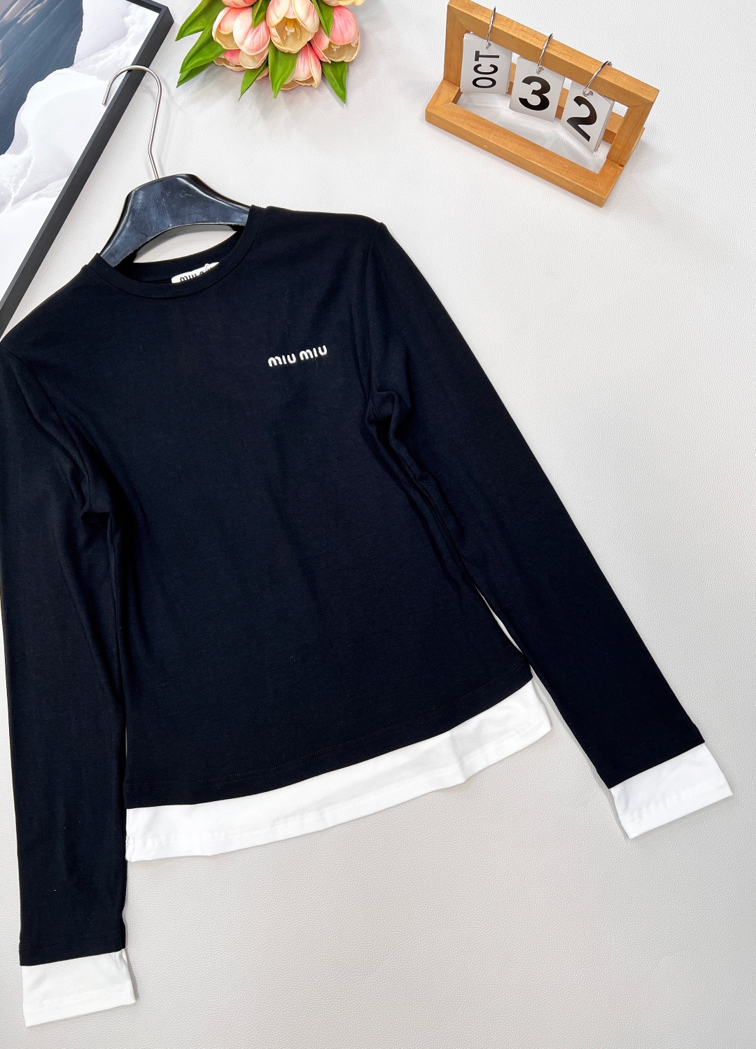 🆕MIU MIU秋冬新款拼色边假两件长袖T恤 这款拼色边假两件长袖T恤，一整个爱住了！ 简约的白色衣身，