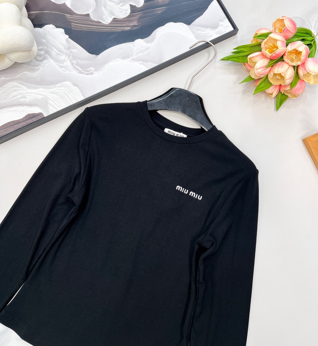 🆕MIU MIU秋冬新款拼色边假两件长袖T恤 这款拼色边假两件长袖T恤，一整个爱住了！ 简约的白色衣身，