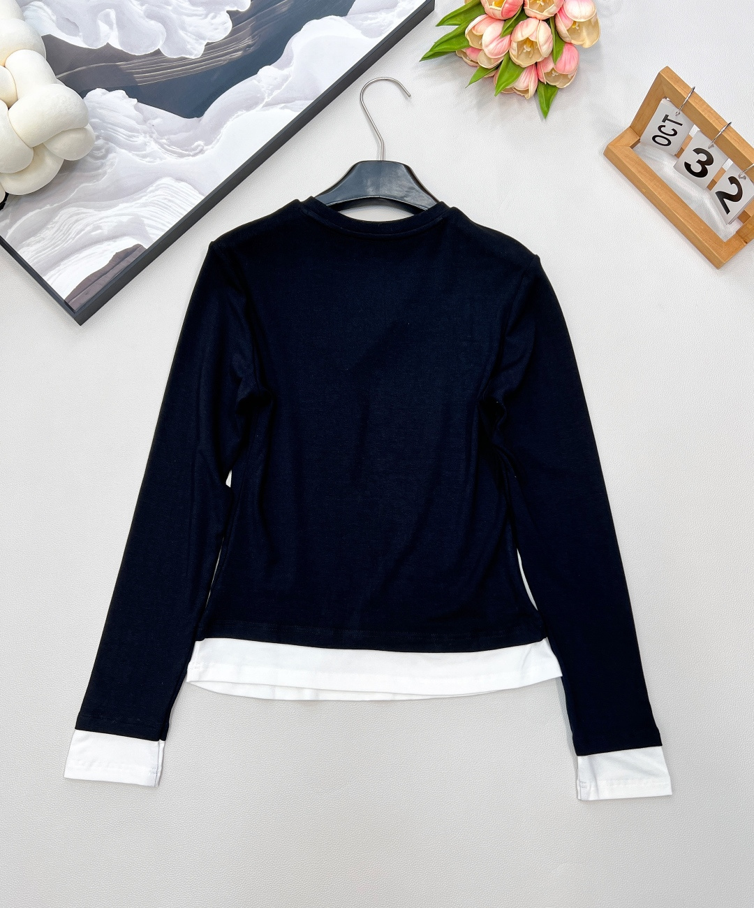 🆕MIU MIU秋冬新款拼色边假两件长袖T恤 这款拼色边假两件长袖T恤，一整个爱住了！ 简约的白色衣身，