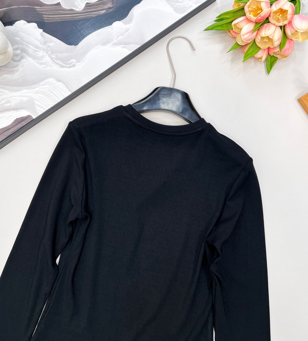 🆕MIU MIU秋冬新款拼色边假两件长袖T恤 这款拼色边假两件长袖T恤，一整个爱住了！ 简约的白色衣身，