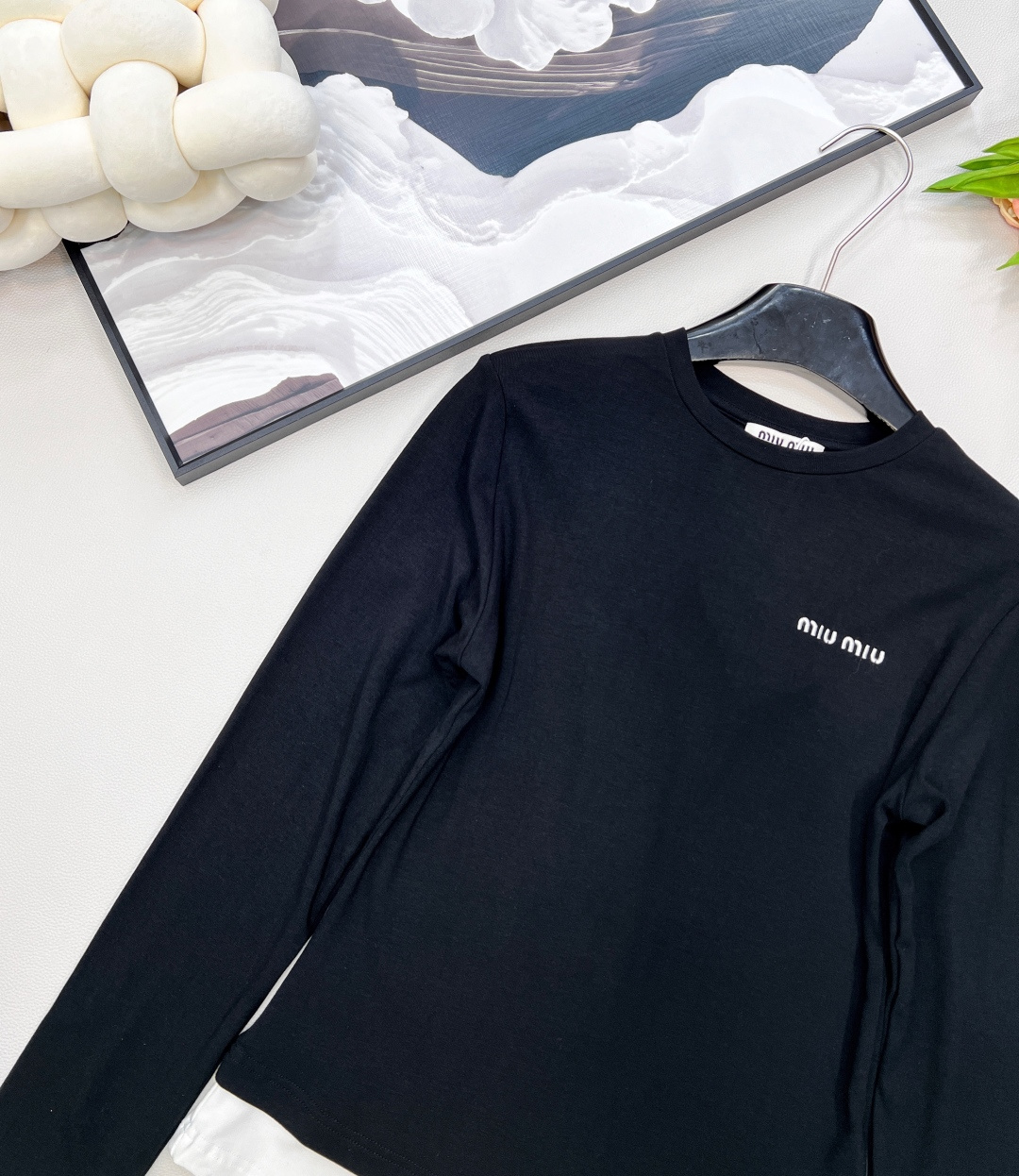 🆕MIU MIU秋冬新款拼色边假两件长袖T恤 这款拼色边假两件长袖T恤，一整个爱住了！ 简约的白色衣身，