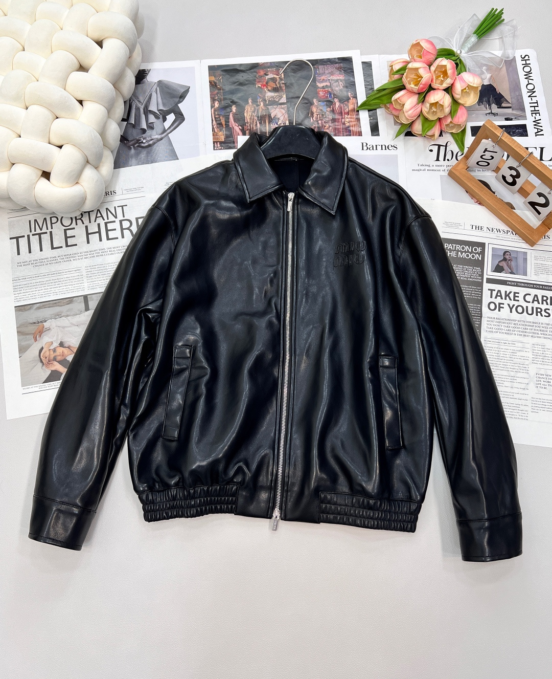 NO:465423,Miumiu's new lapel zipper leather jacket and leather skirt suit. The lapel cut The zipper is a custom pull-up. The loose-texture upper body is super slim. The classic lapel design is very tolerant to the figure, tough and exquisite, instantly improving the aura. The zipper opens and closes smoothly, and the details show the quality. The protein leather material is made of, which is delicate and shiny, wear-resistant and easy to care for, and it fits and comforts like the second layer of skin. The simple lines of the body are cut loose and moderate, and it is super stylish whether it is worn alone or layered. The exquisite brand embroidery logo on the chest is low-key but also shows its unique identity.  The matching skirt is also eye-catching, with a high waist design that lengthens the legs and becomes long visually. The drawstring element adds a bit of casualness and can adjust elasticity according to your own preferences. The brand embroidery on the skirt that echoes the leather jacket makes the overall look more holistic and recognizable. Whether it is street fashion or urban modern style, this set of Miao Miao leather jacket suit can be easily controlled, creating a unique fashion look for you, becoming the focus of attention in the crowd, allowing you to be confident and charming in every occasion!  Complete three standards, large-scale size sml jacket, miumiu, skirts, jackets & coats, jackets & coats, leather jacket, alexander wang19860909Miumiu早秋新款翻领拉链皮衣夹克皮半裙套装.翻领的裁剪 拉链是定制的拉头 一眼就看出的质感宽松的版型上身超级显瘦 对身材包容度很高经典的翻领设计,硬朗又不失精致,瞬间提升气场.拉链开合流畅,细节之处尽显品质.选用蛋白皮材质,质感细腻且富有光泽,耐磨又好打理,仿佛第二层肌肤般贴合舒适.衣身的简约线条剪裁,宽松有度,无论是单穿还是叠搭都超有范儿,胸前精致的品牌刺绣标识,低调却又彰显着独特身份. 搭配的半裙同样亮眼,高腰设计拉长腿部线条,视觉上秒变大长腿.抽绳元素增添了几分休闲随性,可根据自身喜好调节松紧.半裙上与皮衣相呼应的品牌刺绣,让整体造型更具整体性与辨识度. 无论是街头潮酷风,还是都市摩登风,这套缪缪皮衣套装都能轻松驾驭,为你打造独一无二的时尚造型,成为人群中瞩目的焦点,让你在每一个场合都自信满满,绽放魅力！三标齐全,大货出 尺码sml 外套,,miumiu,skirts,jackets & coats,jackets & coats,leather jacket,alexander wang,Women's clothing