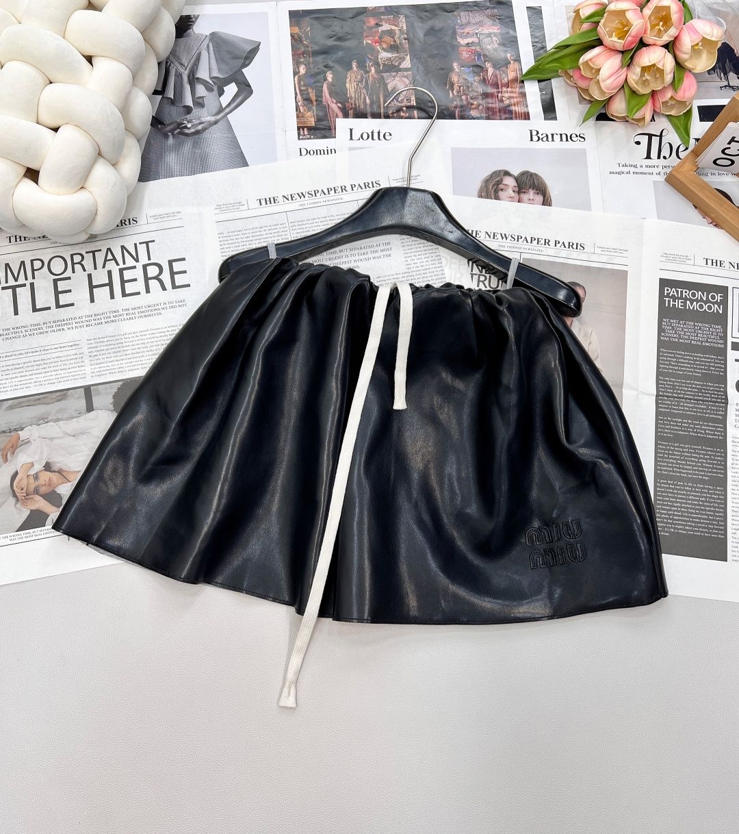 NO:465437,Miumiu's new lapel zipper leather jacket and leather skirt suit. The lapel cut The zipper is a custom pull-up. The loose-texture upper body is super slim. The classic lapel design is very tolerant to the figure, tough and exquisite, instantly improving the aura. The zipper opens and closes smoothly, and the details show the quality. The protein leather material is made of, which is delicate and shiny, wear-resistant and easy to care for, and it fits and comforts like the second layer of skin. The simple lines of the body are cut loose and moderate, and it is super stylish whether it is worn alone or layered. The exquisite brand embroidery logo on the chest is low-key but also shows its unique identity.  The matching skirt is also eye-catching, with a high waist design that lengthens the legs and becomes long visually. The drawstring element adds a bit of casualness and can adjust elasticity according to your own preferences. The brand embroidery on the skirt that echoes the leather jacket makes the overall look more holistic and recognizable. Whether it is street fashion or urban modern style, this set of Miao Miao leather jacket suit can be easily controlled, creating a unique fashion look for you, becoming the focus of attention in the crowd, allowing you to be confident and charming in every occasion!  Complete three standards, large-scale goods, size sml half,,miumiu,skirts,jackets & coats,leather jacket,alexander wang19860909Miumiu早秋新款翻领拉链皮衣夹克皮半裙套装.翻领的裁剪 拉链是定制的拉头 一眼就看出的质感宽松的版型上身超级显瘦 对身材包容度很高经典的翻领设计,硬朗又不失精致,瞬间提升气场.拉链开合流畅,细节之处尽显品质.选用蛋白皮材质,质感细腻且富有光泽,耐磨又好打理,仿佛第二层肌肤般贴合舒适.衣身的简约线条剪裁,宽松有度,无论是单穿还是叠搭都超有范儿,胸前精致的品牌刺绣标识,低调却又彰显着独特身份. 搭配的半裙同样亮眼,高腰设计拉长腿部线条,视觉上秒变大长腿.抽绳元素增添了几分休闲随性,可根据自身喜好调节松紧.半裙上与皮衣相呼应的品牌刺绣,让整体造型更具整体性与辨识度. 无论是街头潮酷风,还是都市摩登风,这套缪缪皮衣套装都能轻松驾驭,为你打造独一无二的时尚造型,成为人群中瞩目的焦点,让你在每一个场合都自信满满,绽放魅力！三标齐全,大货出 尺码sml 半,,miumiu,skirts,jackets & coats,leather jacket,alexander wang,Women's clothing