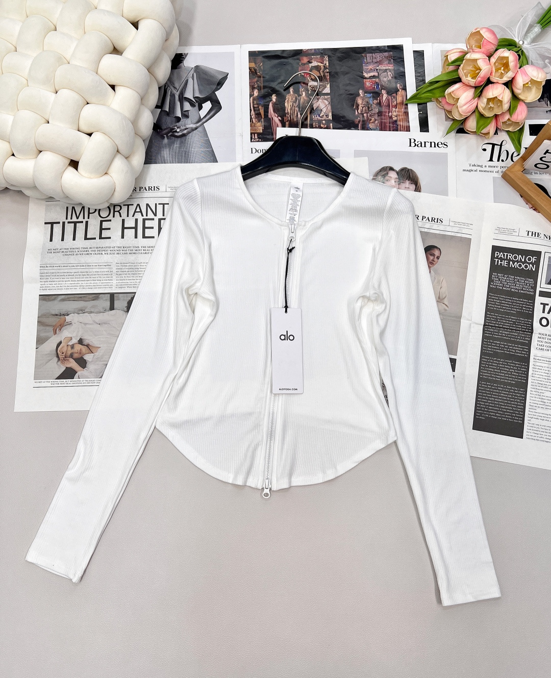 NO:465425,Alo25SS new threaded zipper long-sleeved shirt, this versatile body is made of fine rib knitted fabric, giving people a bossy feeling. 2-way adjustable zipper, corset style silhouette and close-fitting style make it a versatile must-have item for layered and single wear, and brings energy to any occasion. The [jacquard words] on the neckline webbing is not a simple print, but is woven through a precision loom, which has three-dimensional touch and wear-resistant. The zipper head is made of matte metal [double-sided engraving brand logo] You can feel the weighty texture every time you pull it up. The wash mark and label are all designed with clear fonts and wash materials. Paired with trousers or fashionable leggings to create a generous look. Three-standard size sml woven, alexander wang19860909alo25SS新款螺纹拉链长袖衫,这款百搭合身上衣采用精细罗纹针织面料制成,给人一种老板的感觉. 2 向可调节拉链、紧身胸衣风格廓形和贴身版型使其成为叠穿、单穿的百搭必备单品,并为任何场合带来提升能量.领口织带上的【提花字样】并非简单印花,而是通过精密织机编织而成,触感立体且耐磨. 拉链头选用磨砂金属材质【双面雕刻品牌logo】 每一次拉合都能感受到分量十足的质感. 洗水唛与挂牌均沿用品牌原版设计, 字体清晰、水洗材质. 搭配长裤或时尚紧身裤,打造大度造型.三标齐全 尺码sml 编,,alexander wang,Women's clothing